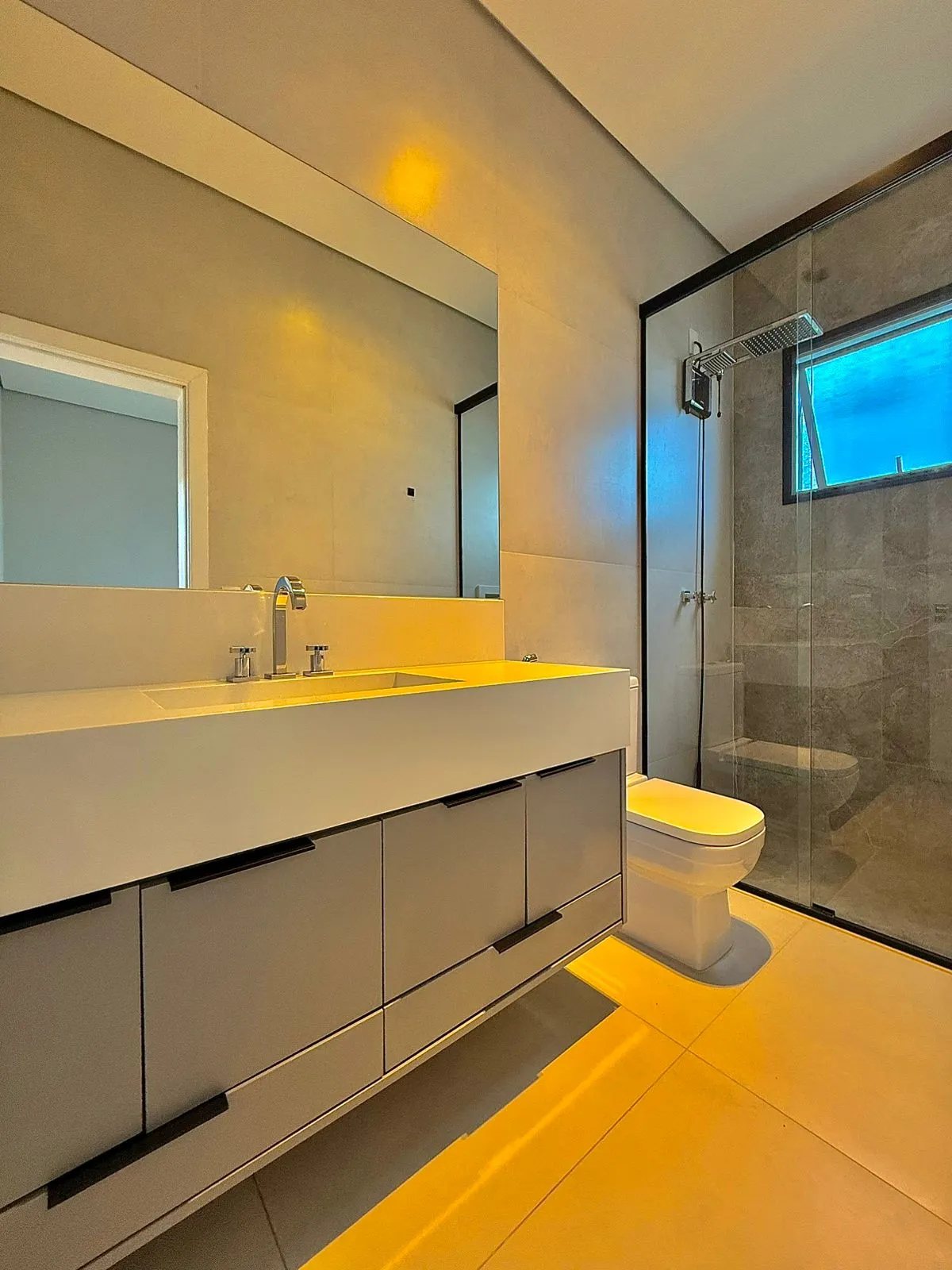 Casa Térrea à Venda ou Locação com 3 suítes, escritório e móveis planejados, 245m² no Condomínio Alphaville Nova Esplanada 4 em Votorantim/SP