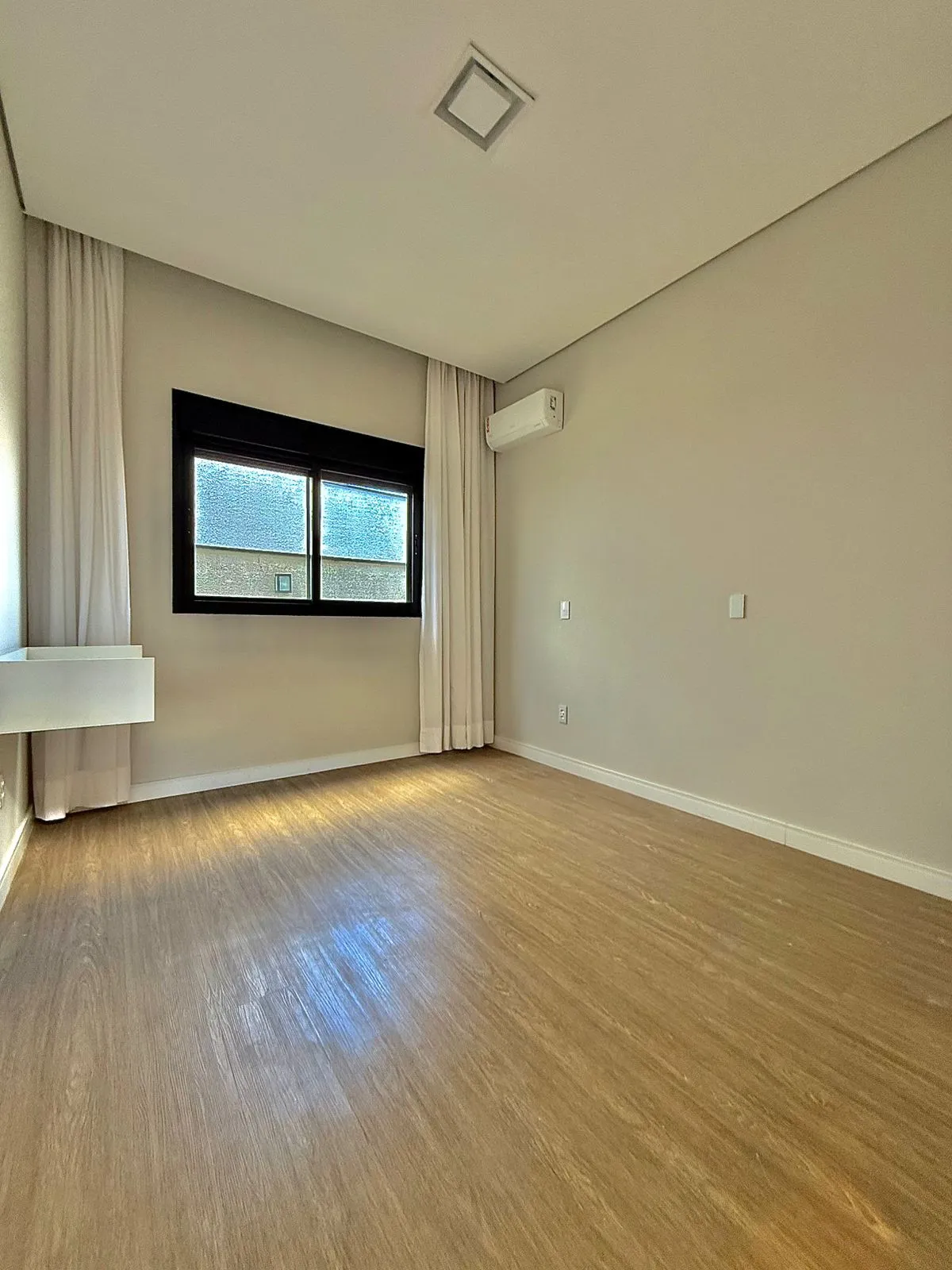 Casa Térrea à Venda ou Locação com 3 suítes, escritório e móveis planejados, 245m² no Condomínio Alphaville Nova Esplanada 4 em Votorantim/SP