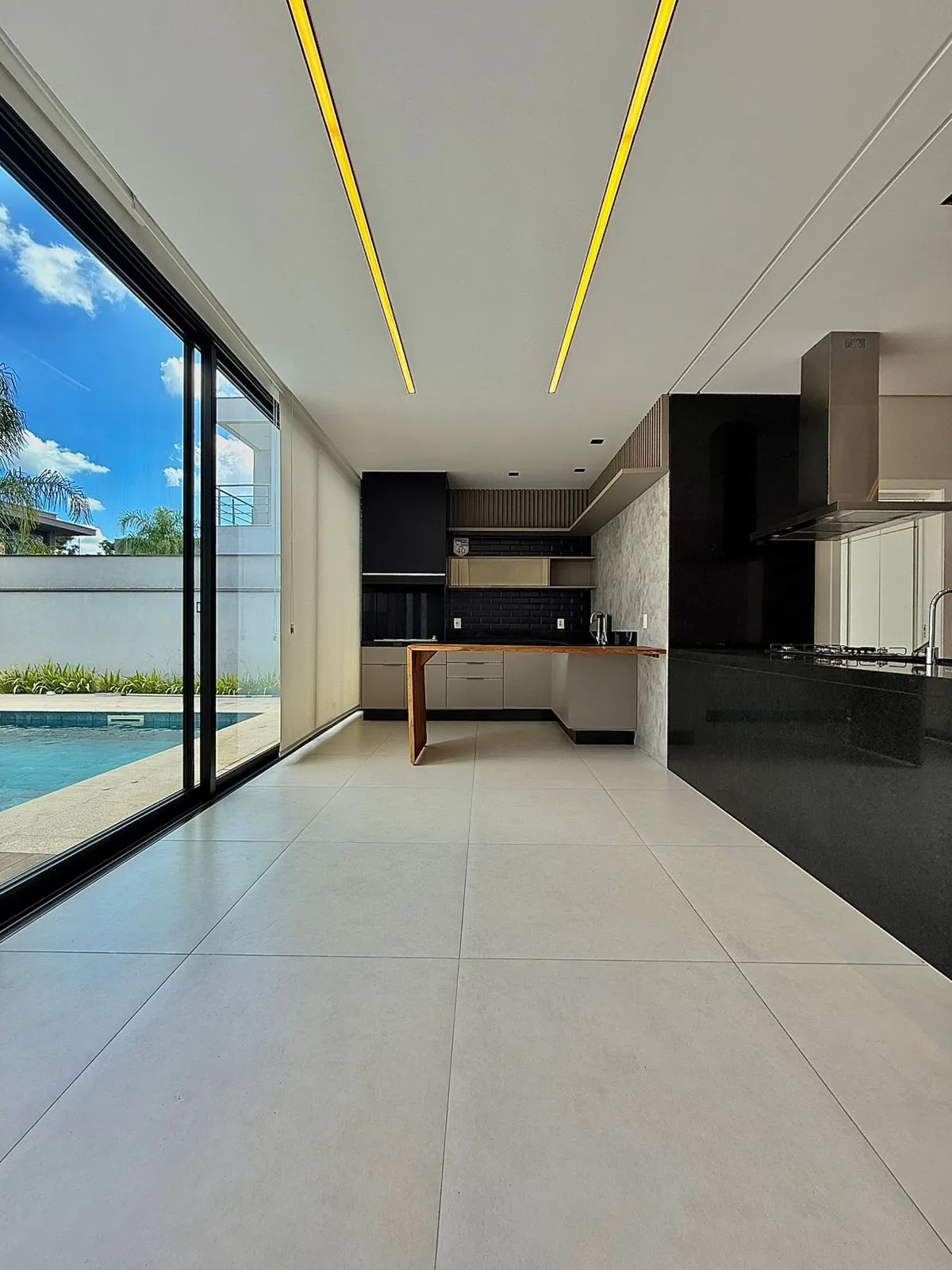 Casa Térrea à Venda ou Locação com 3 suítes, escritório e móveis planejados, 245m² no Condomínio Alphaville Nova Esplanada 4 em Votorantim/SP