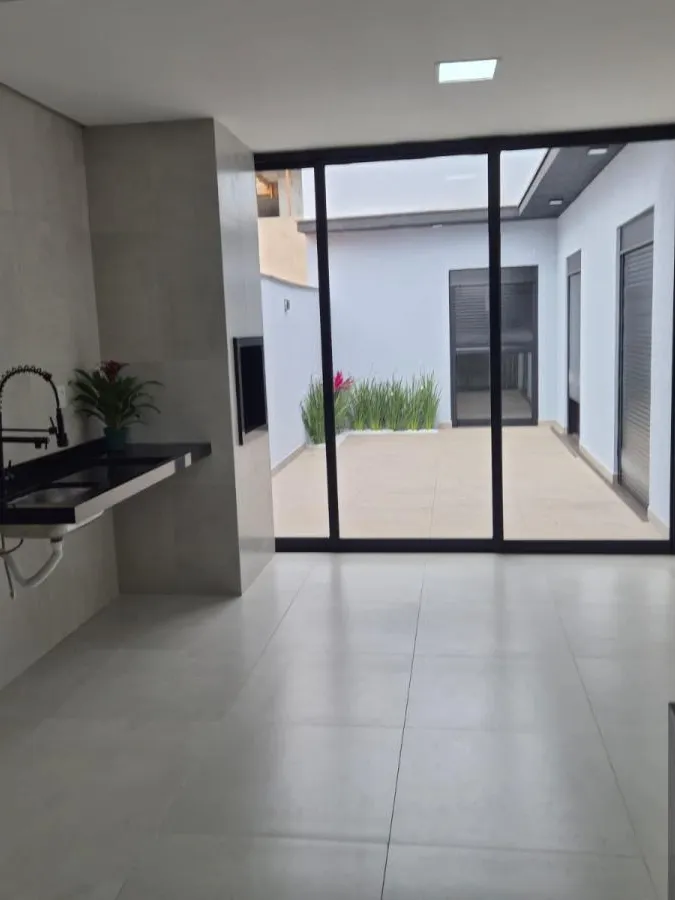Casa Térrea à Venda com 3 dormitórios sendo 1 suíte, área gourmet com churrasqueira e quintal, 143m² no Condomínio Villagio Wanel em Sorocaba/SP