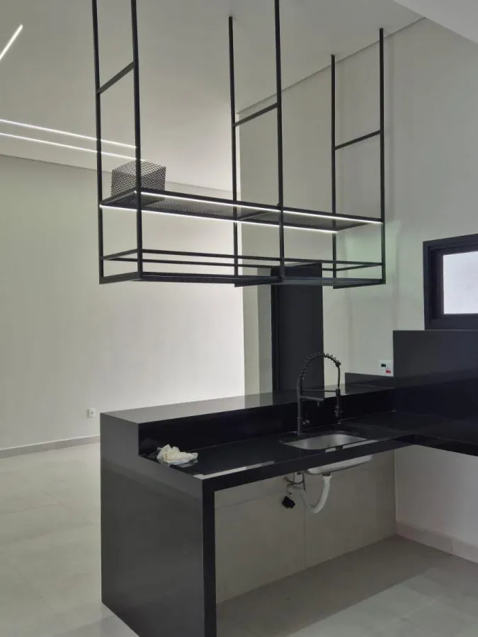 Casa Térrea à Venda com 3 dormitórios sendo 1 suíte, área gourmet com churrasqueira e quintal, 143m² no Condomínio Villagio Wanel em Sorocaba/SP