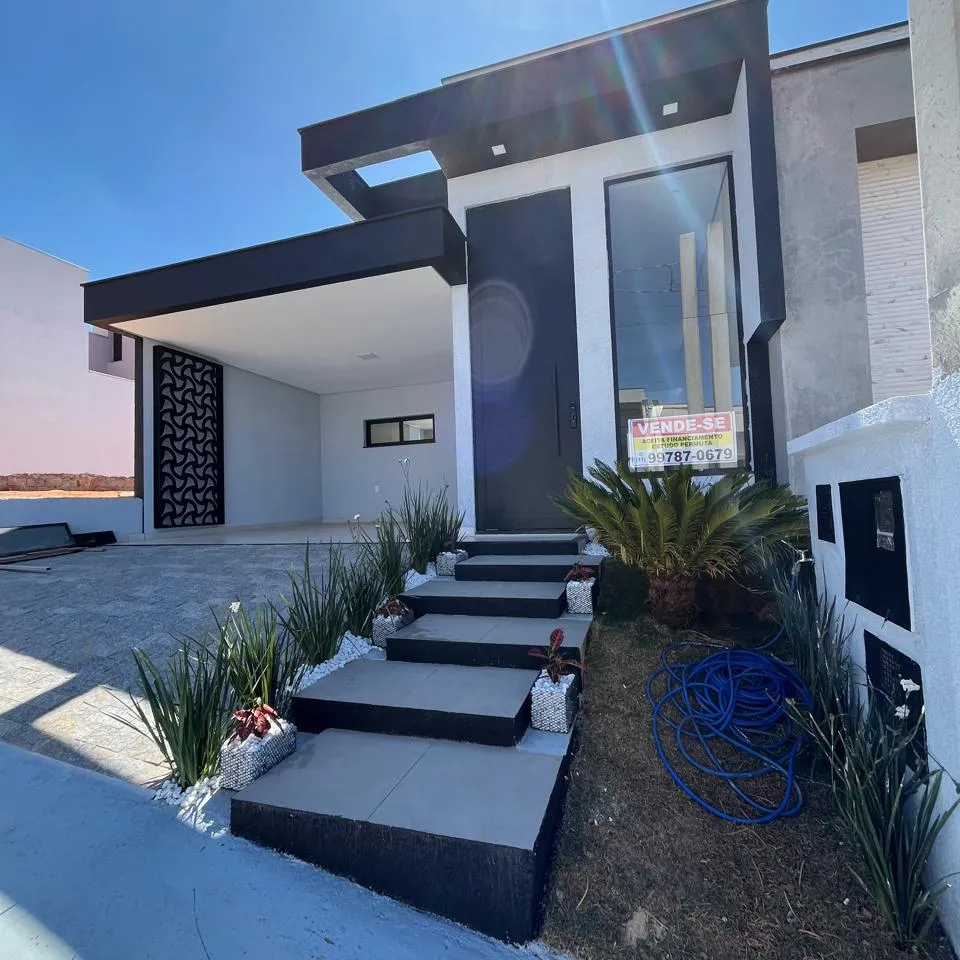 Casa Térrea à Venda com 3 dormitórios sendo 1 suíte, área gourmet com churrasqueira e quintal, 143m² no Condomínio Villagio Wanel em Sorocaba/SP