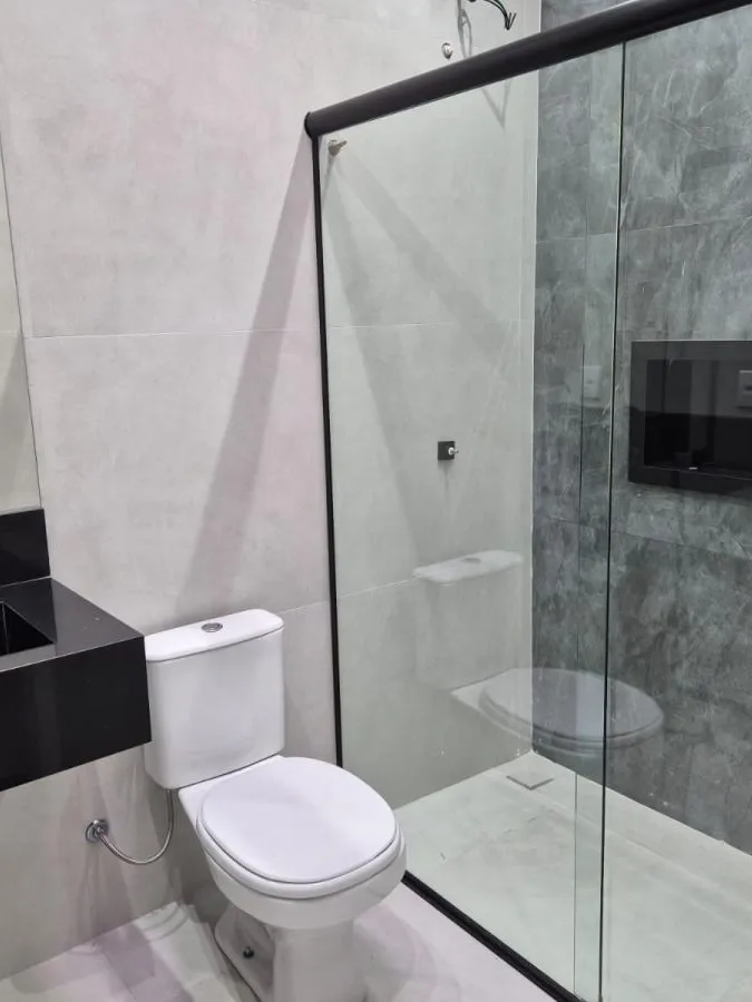 Casa Térrea à Venda com 3 dormitórios sendo 1 suíte, área gourmet com churrasqueira e quintal, 143m² no Condomínio Villagio Wanel em Sorocaba/SP