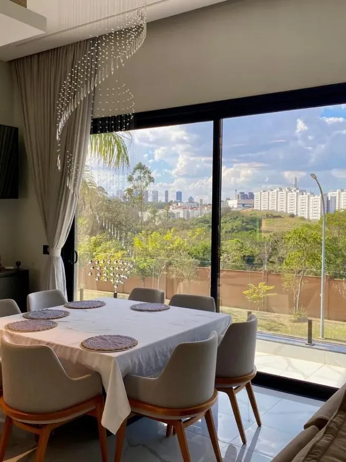 Casa à Venda Mobiliada com 3 suítes, piscina incrível e vista para área preservada, 330m² no Condomínio Alphaville Nova Esplanada 1 em Votorantim/SP 