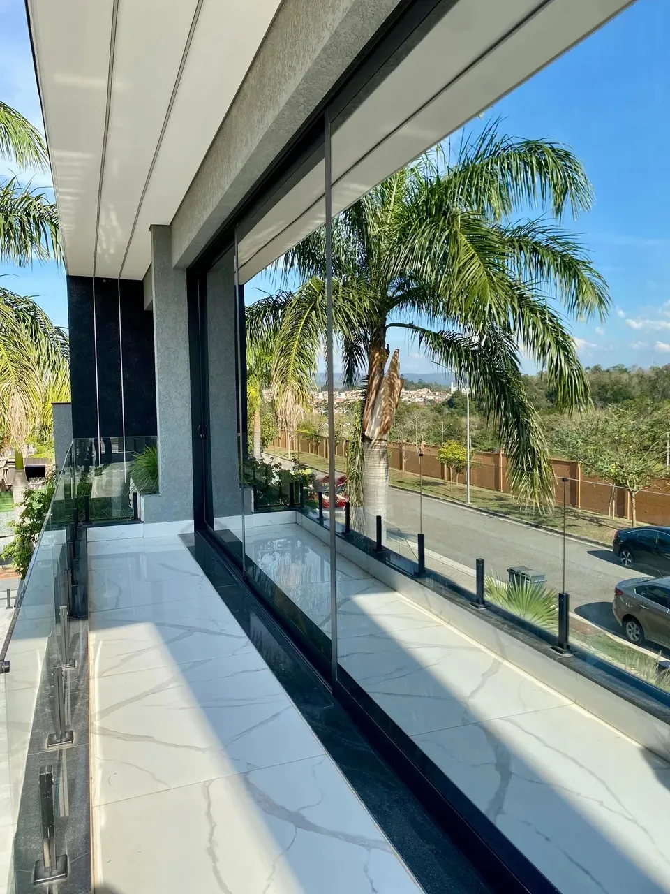 Casa à Venda Mobiliada com 3 suítes, piscina incrível e vista para área preservada, 330m² no Condomínio Alphaville Nova Esplanada 1 em Votorantim/SP 