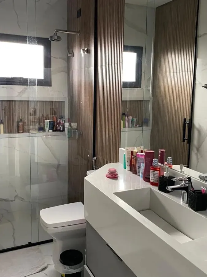 Casa à Venda Mobiliada com 3 suítes, piscina incrível e vista para área preservada, 330m² no Condomínio Alphaville Nova Esplanada 1 em Votorantim/SP 