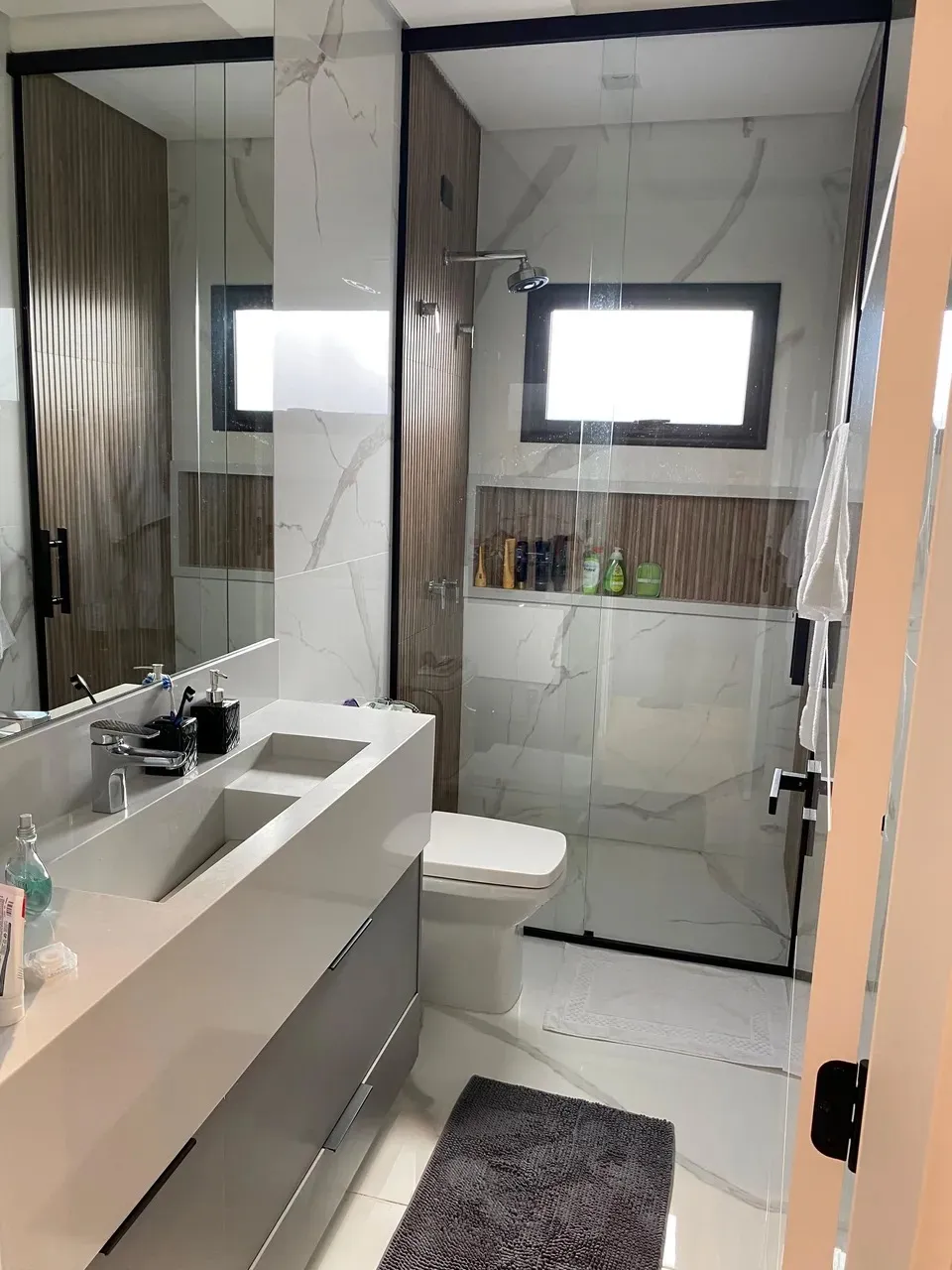 Casa à Venda Mobiliada com 3 suítes, piscina incrível e vista para área preservada, 330m² no Condomínio Alphaville Nova Esplanada 1 em Votorantim/SP 