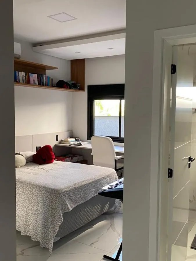 Casa à Venda Mobiliada com 3 suítes, piscina incrível e vista para área preservada, 330m² no Condomínio Alphaville Nova Esplanada 1 em Votorantim/SP 