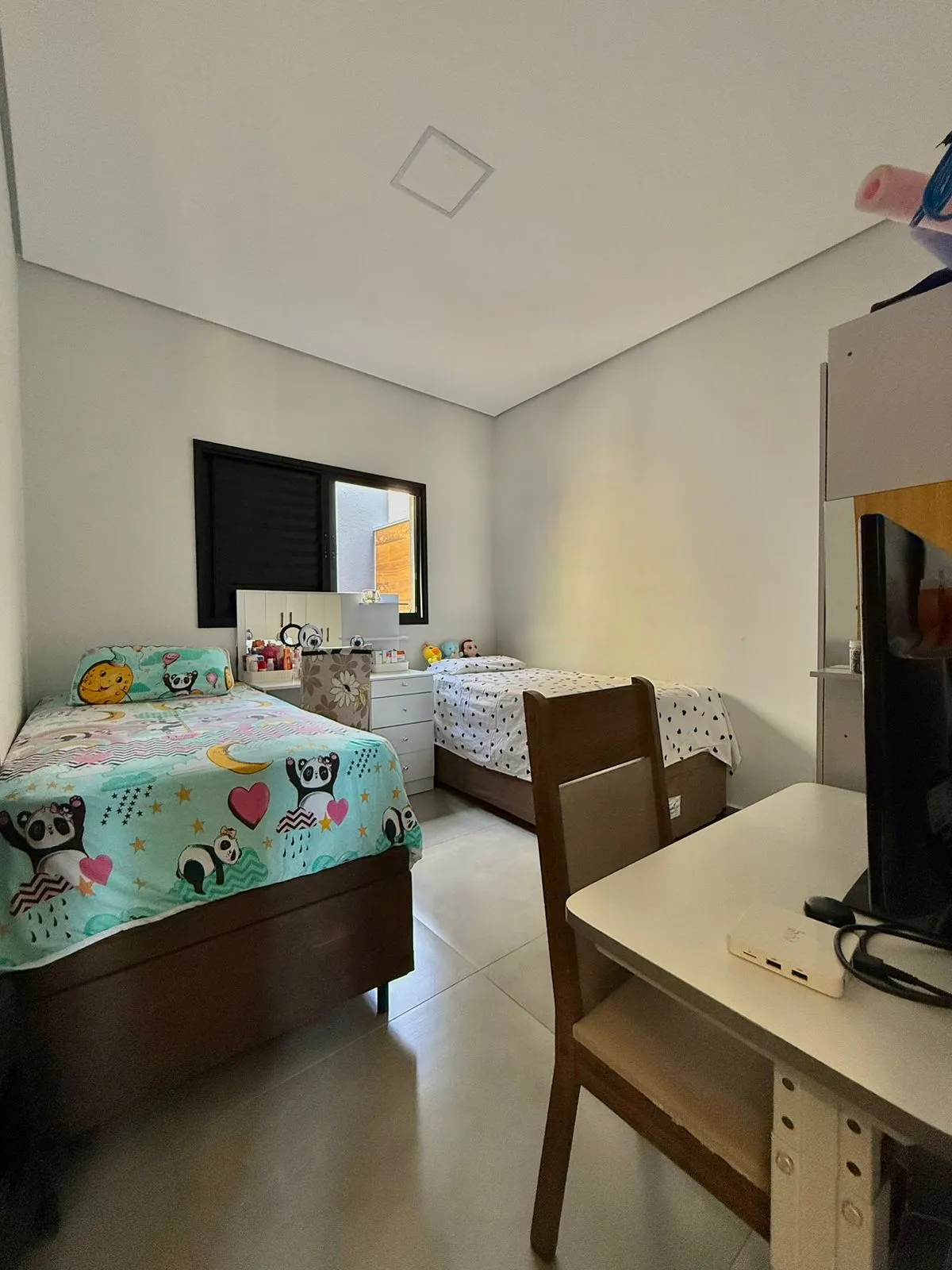 Casa Térrea à Venda com 3 dormitórios sendo 1 suíte e quintal amplo, 99m² no Condomínio Vale Azul em Votorantim/SP