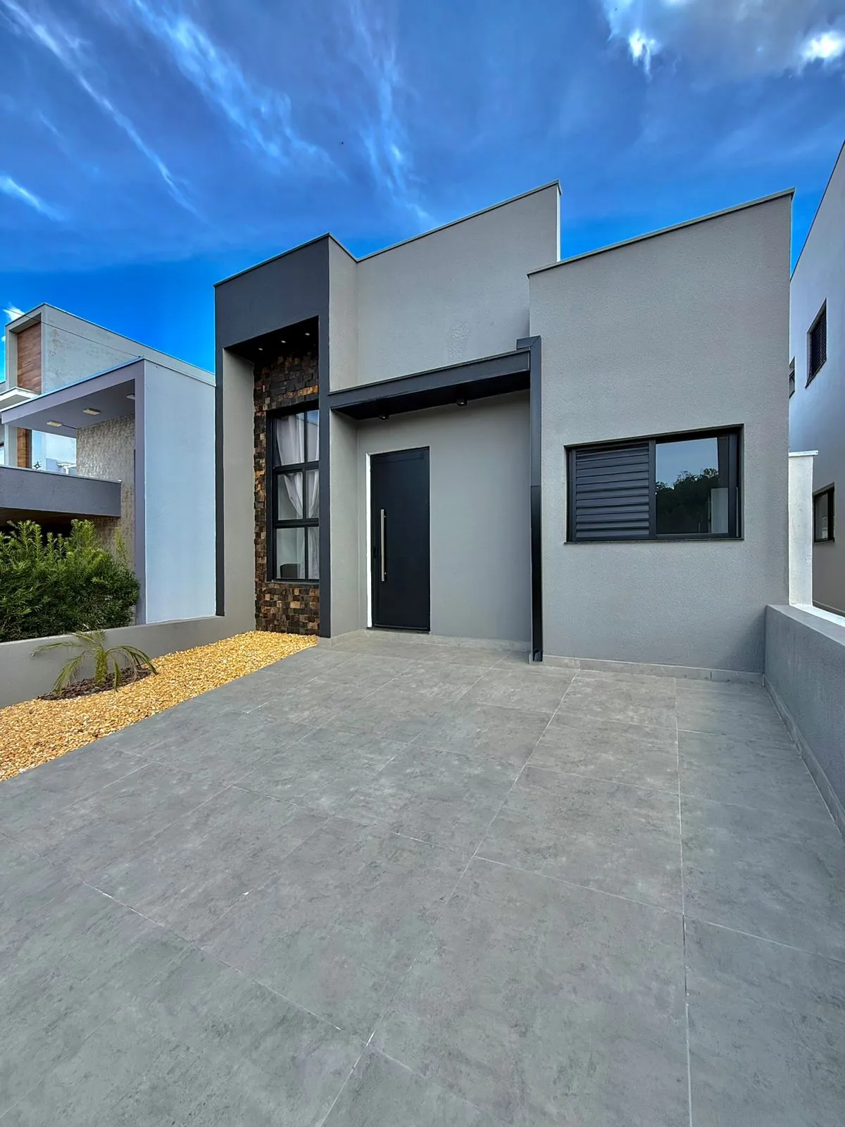 Casa Térrea à Venda com 3 dormitórios sendo 1 suíte e quintal amplo, 99m² no Condomínio Vale Azul em Votorantim/SP