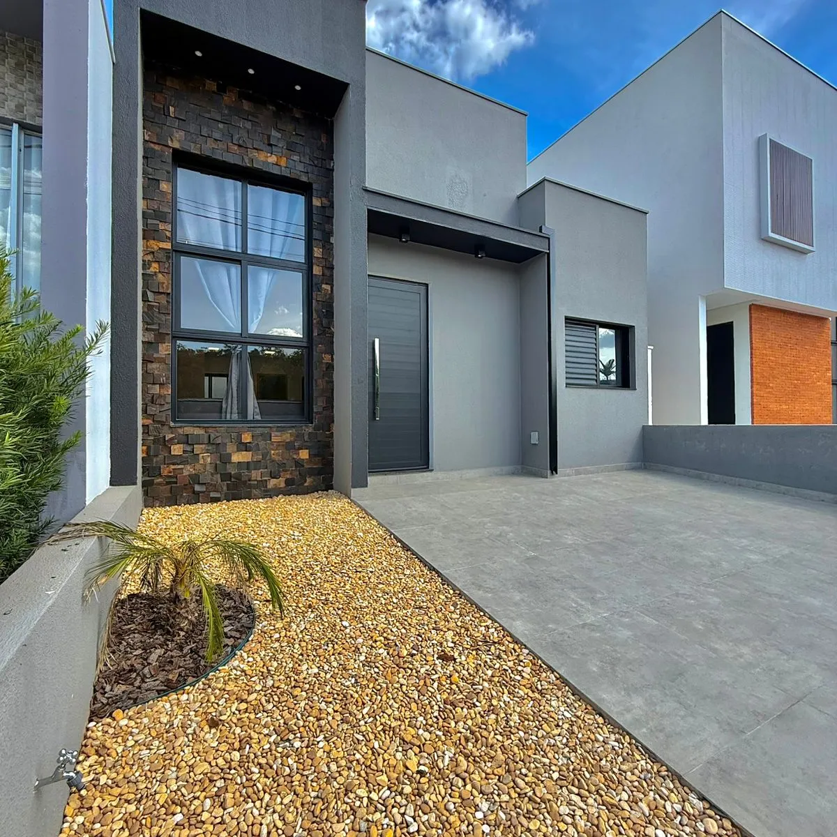 Casa Térrea à Venda com 3 dormitórios sendo 1 suíte e quintal amplo, 99m² no Condomínio Vale Azul em Votorantim/SP