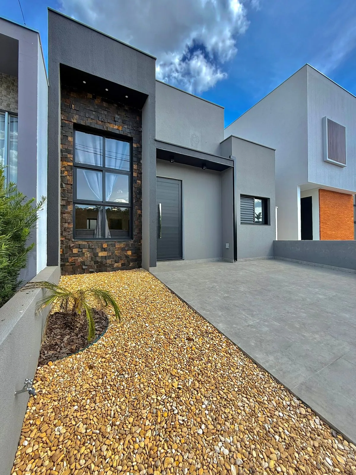 Casa Térrea à Venda com 3 dormitórios sendo 1 suíte e quintal amplo, 99m² no Condomínio Vale Azul em Votorantim/SP