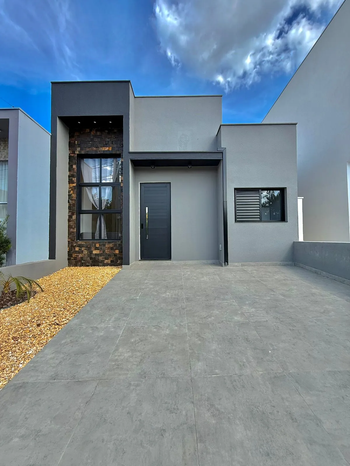 Casa Térrea à Venda com 3 dormitórios sendo 1 suíte e quintal amplo, 99m² no Condomínio Vale Azul em Votorantim/SP