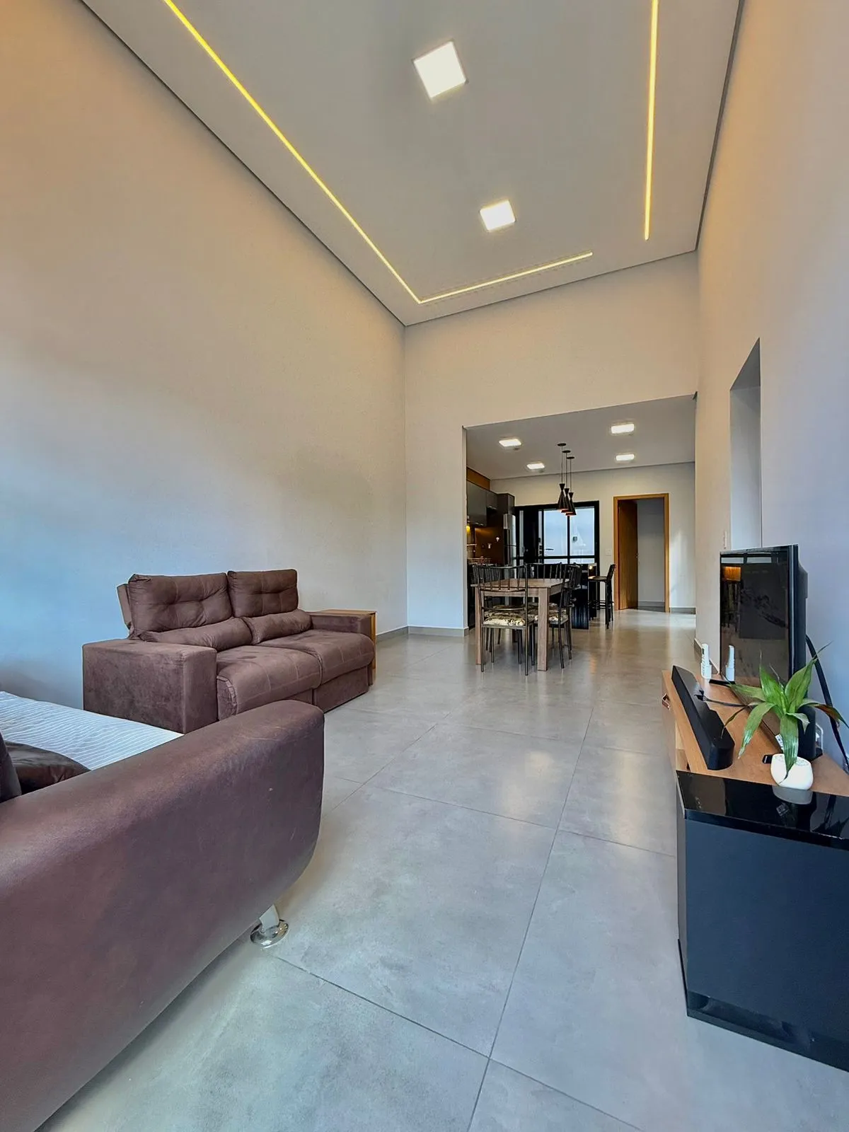 Casa Térrea à Venda com 3 dormitórios sendo 1 suíte e quintal amplo, 99m² no Condomínio Vale Azul em Votorantim/SP