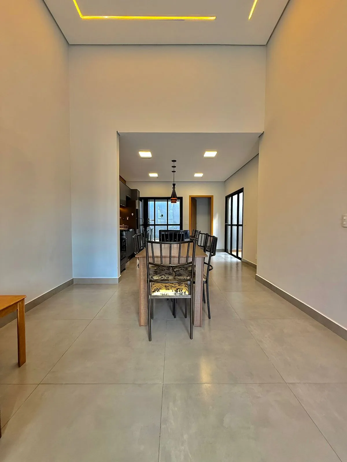 Casa Térrea à Venda com 3 dormitórios sendo 1 suíte e quintal amplo, 99m² no Condomínio Vale Azul em Votorantim/SP