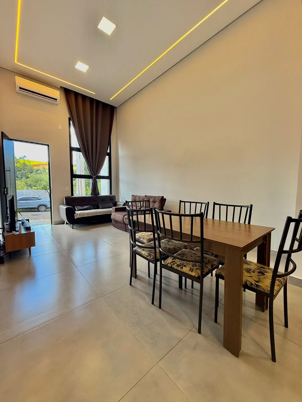 Casa Térrea à Venda com 3 dormitórios sendo 1 suíte e quintal amplo, 99m² no Condomínio Vale Azul em Votorantim/SP