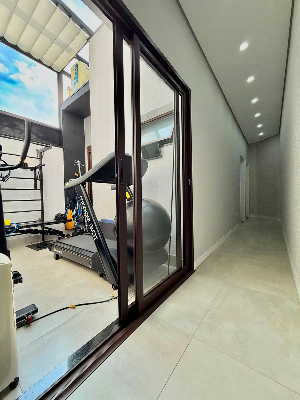 Casa Térrea Mobiliada à Venda com 3 dormitórios e área gourmet c/ piscina no Condomínio Villagio Di Capri