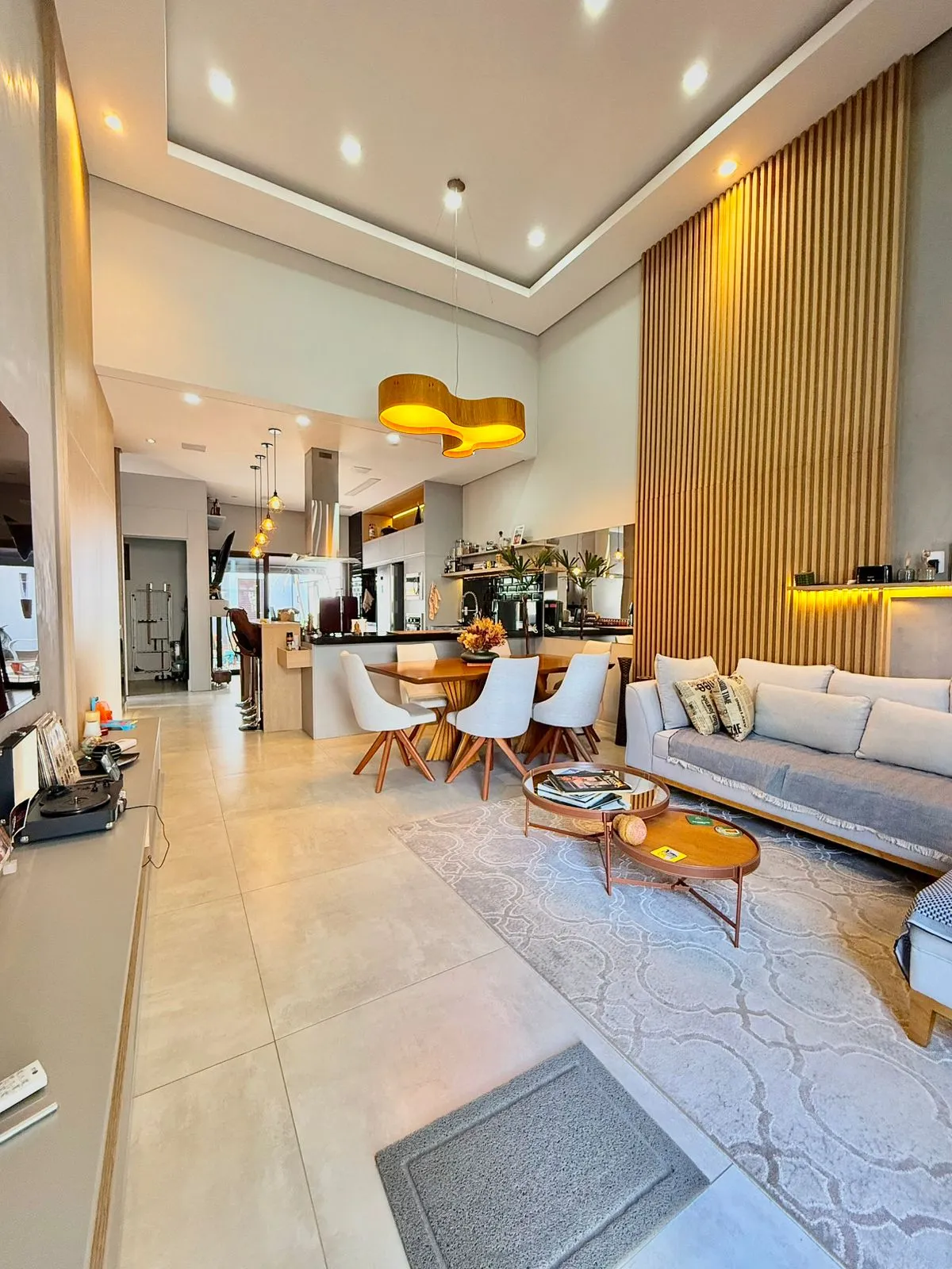 Casa Térrea Mobiliada à Venda com 3 dormitórios e área gourmet c/ piscina no Condomínio Villagio Di Capri