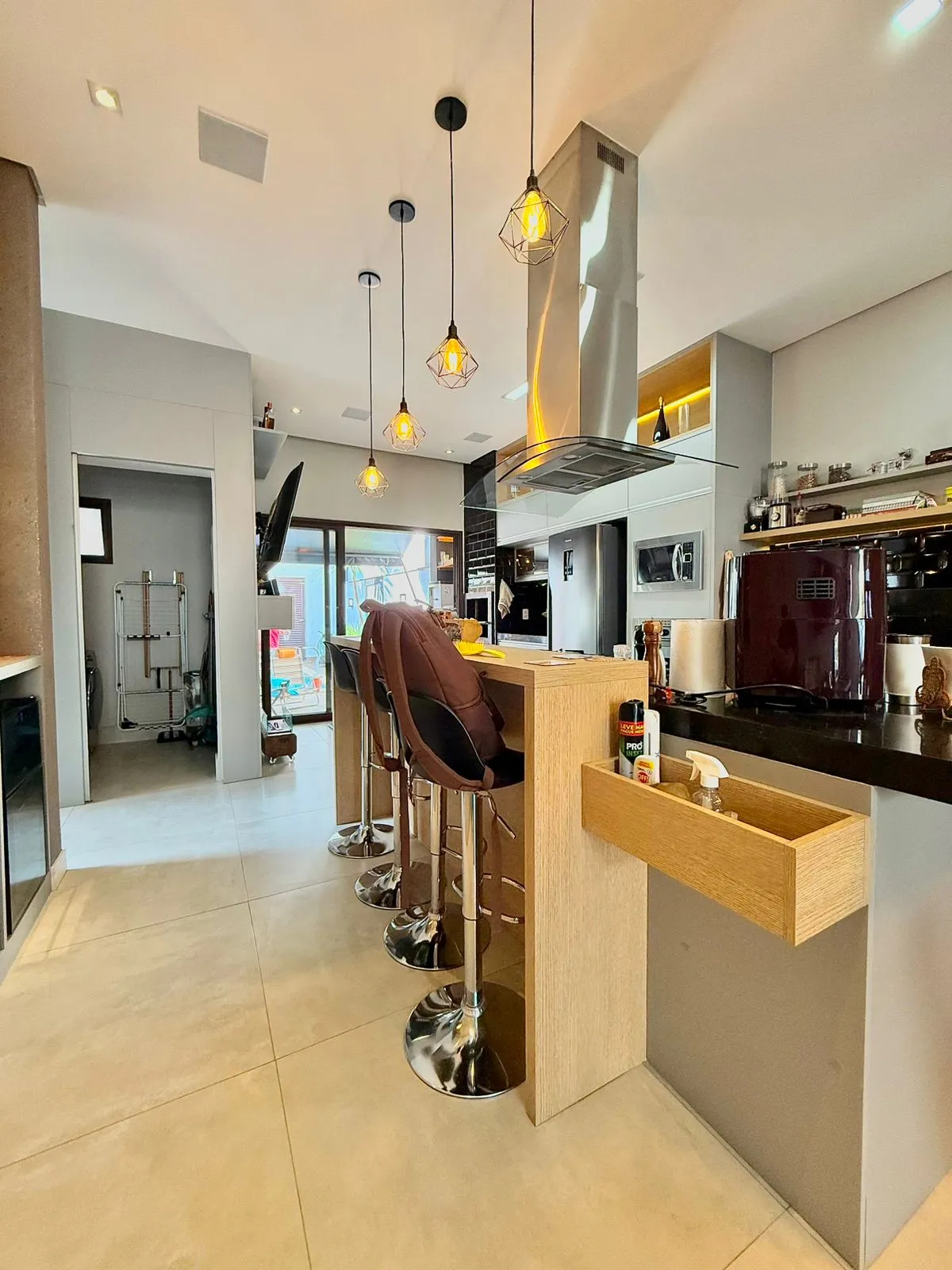 Casa Térrea Mobiliada à Venda com 3 dormitórios e área gourmet c/ piscina no Condomínio Villagio Di Capri