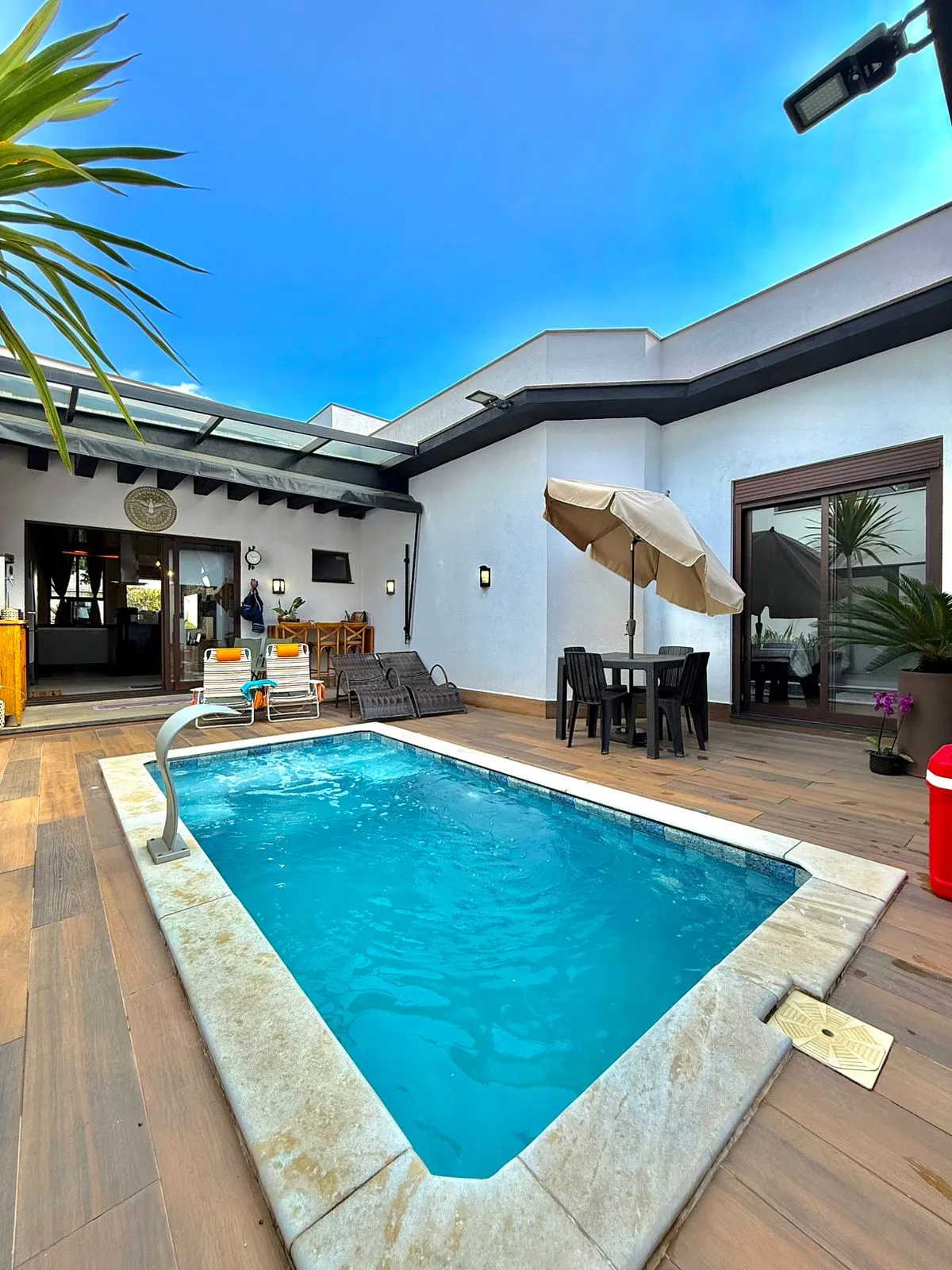 Casa Térrea Mobiliada à Venda com 3 dormitórios e área gourmet c/ piscina no Condomínio Villagio Di Capri