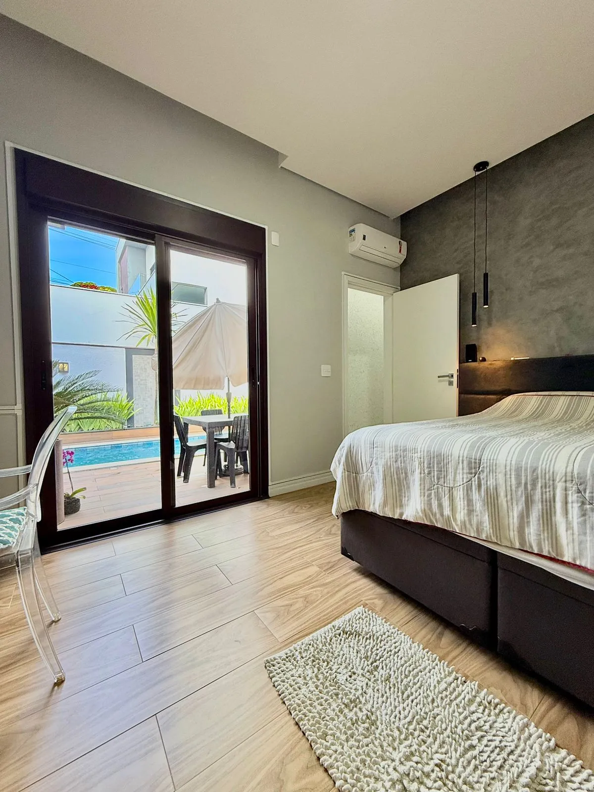 Casa Térrea Mobiliada à Venda com 3 dormitórios e área gourmet c/ piscina no Condomínio Villagio Di Capri