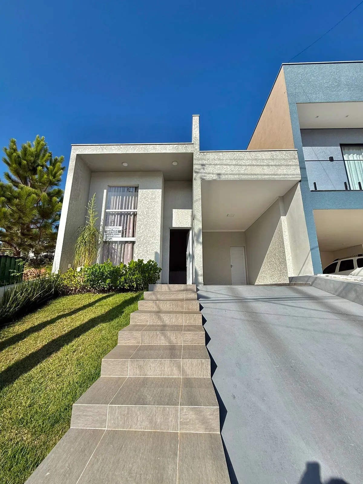 Casa Térrea à Venda com 3 dormitórios, área social integrada e quintal amplo no Condomínio Vale Azul em Votorantim/SP