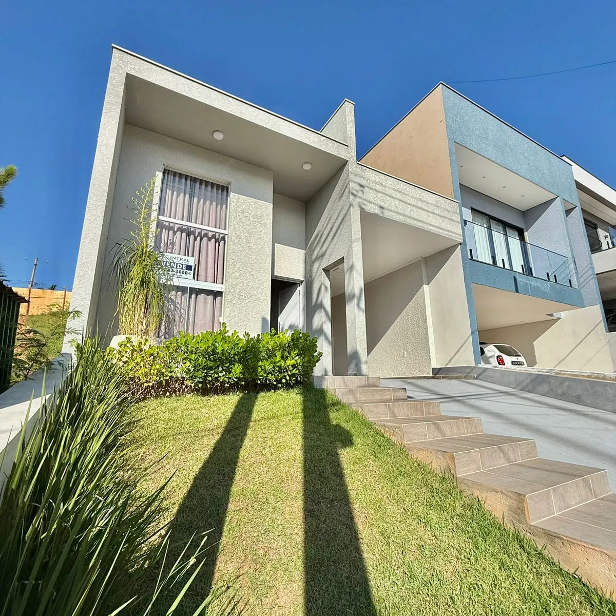Casa Térrea à Venda com 3 dormitórios, área social integrada e quintal amplo no Condomínio Vale Azul em Votorantim/SP