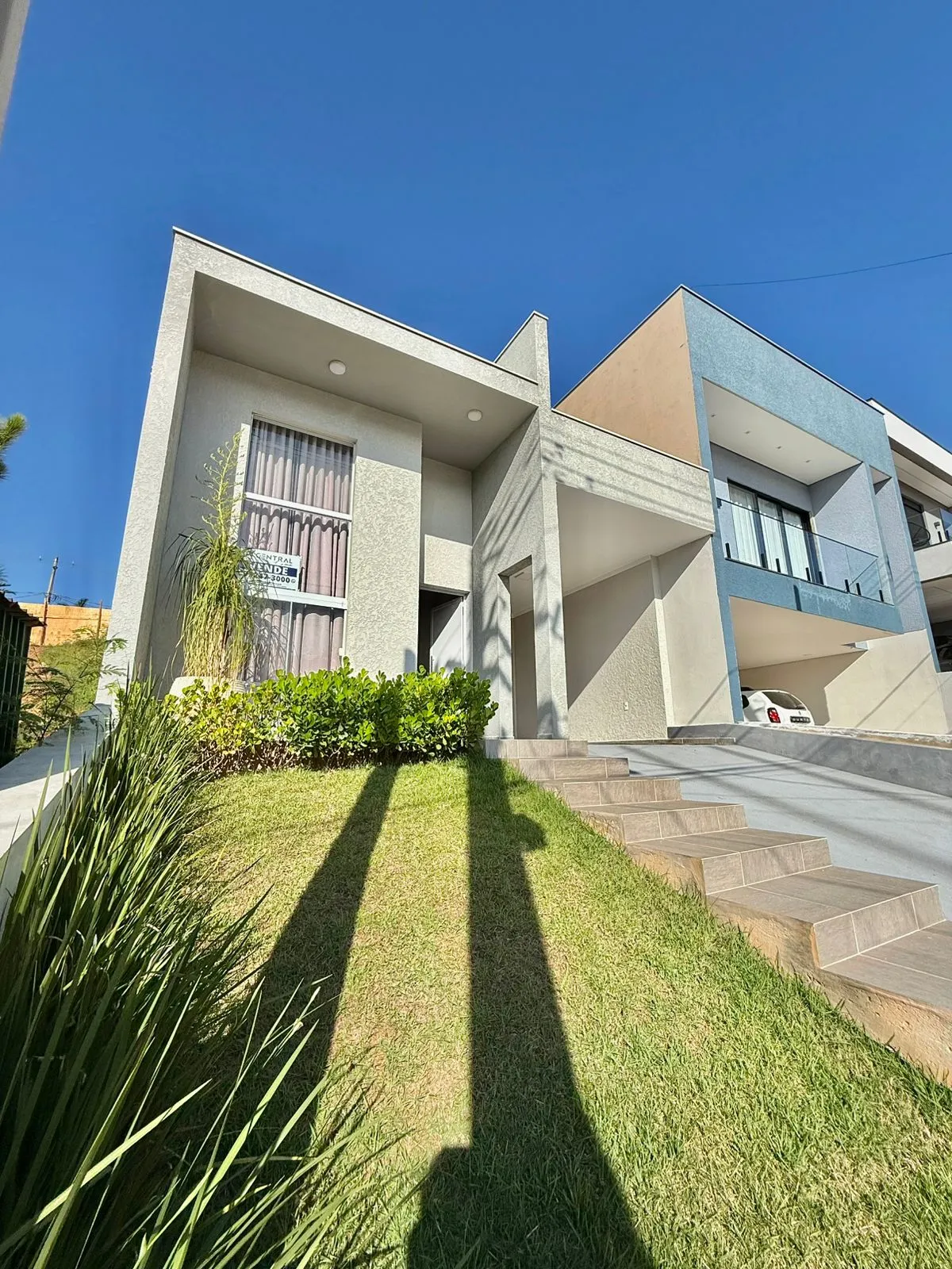 Casa Térrea à Venda com 3 dormitórios, área social integrada e quintal amplo no Condomínio Vale Azul em Votorantim/SP