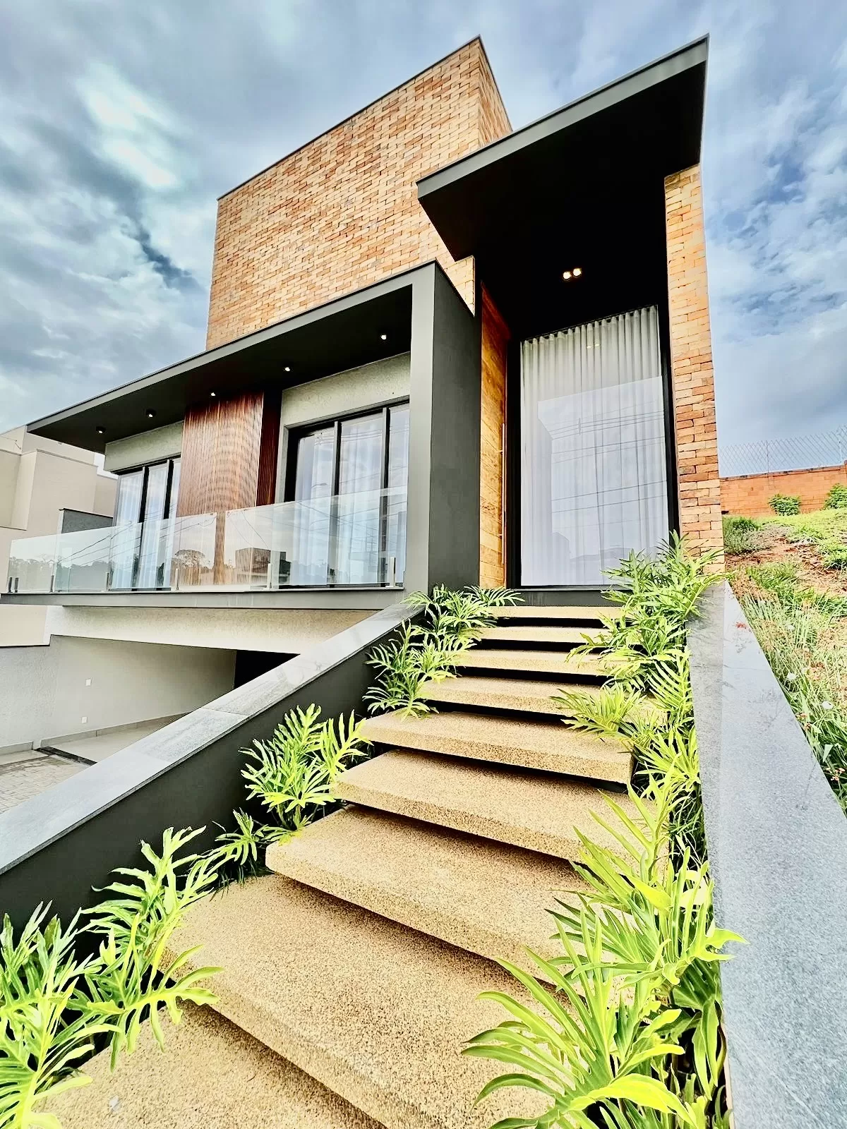 Sobrado à Venda com 3 suítes sendo 1 master e piscina, 390m² em Votorantim/SP no Condomínio Aldeia da Mata