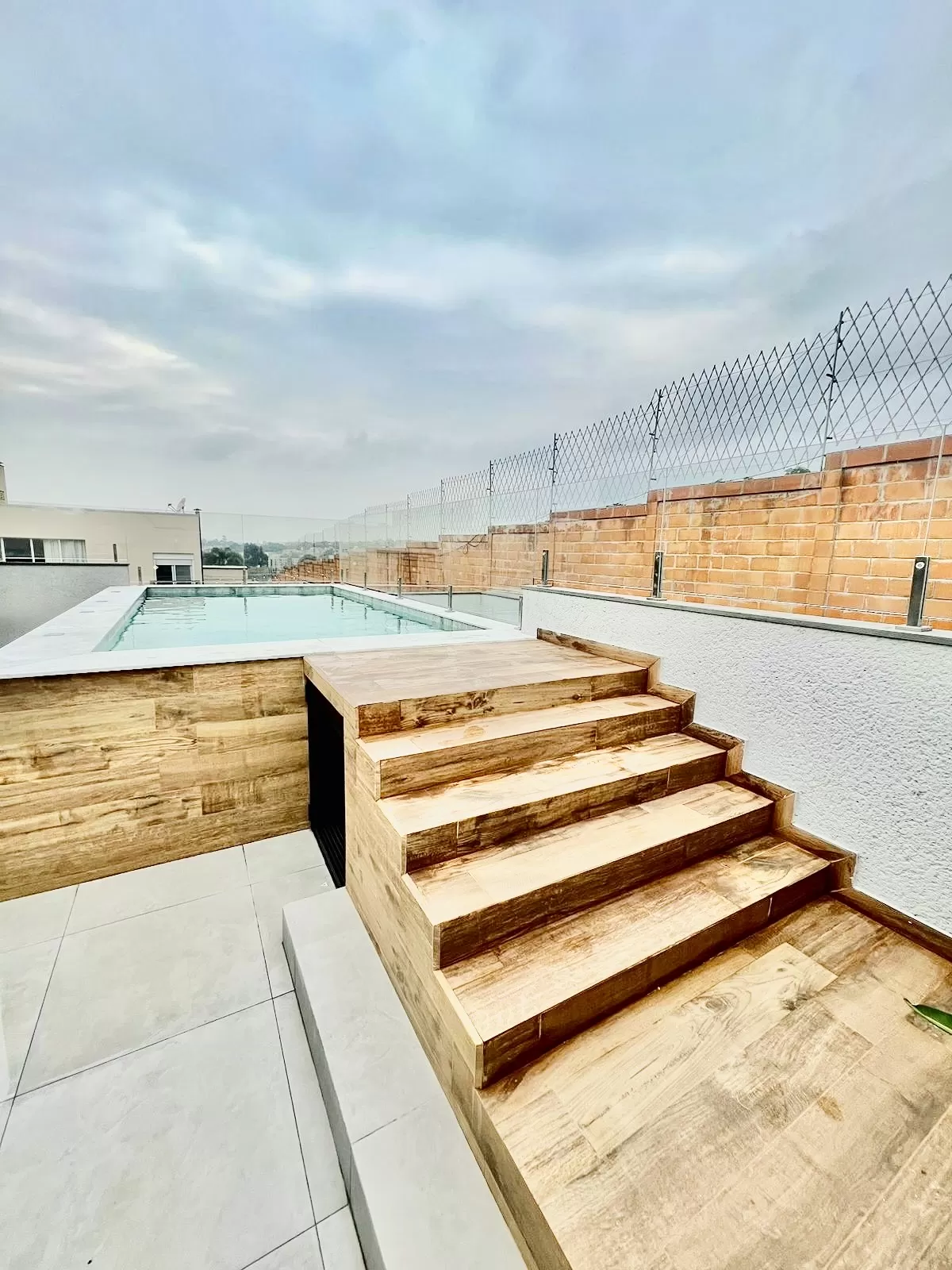 Sobrado à Venda com 3 suítes sendo 1 master e piscina, 390m² em Votorantim/SP no Condomínio Aldeia da Mata