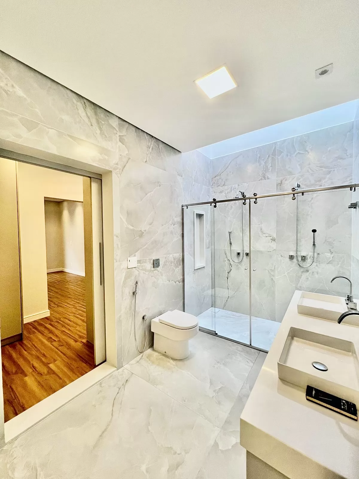 Sobrado à Venda com 3 suítes sendo 1 master e piscina, 390m² em Votorantim/SP no Condomínio Aldeia da Mata