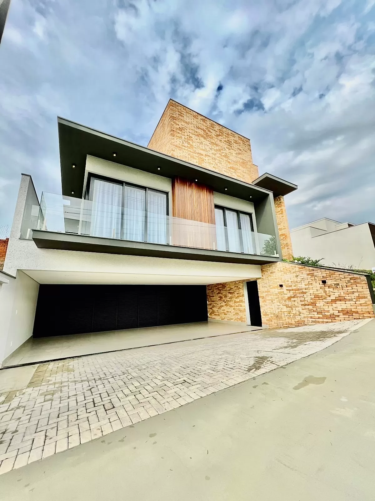 Sobrado à Venda com 3 suítes sendo 1 master e piscina, 390m² em Votorantim/SP no Condomínio Aldeia da Mata