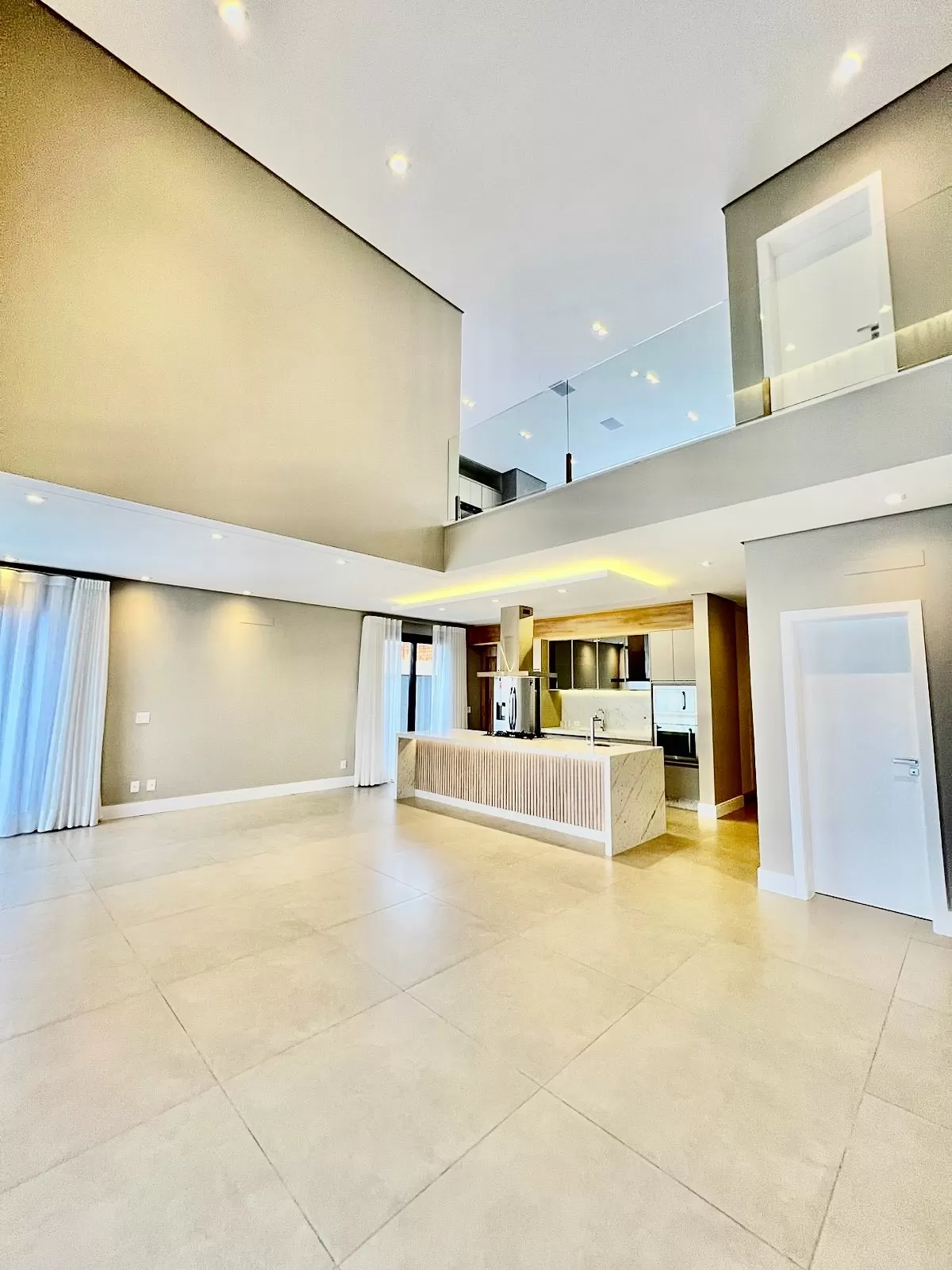 Sobrado à Venda com 3 suítes sendo 1 master e piscina, 390m² em Votorantim/SP no Condomínio Aldeia da Mata