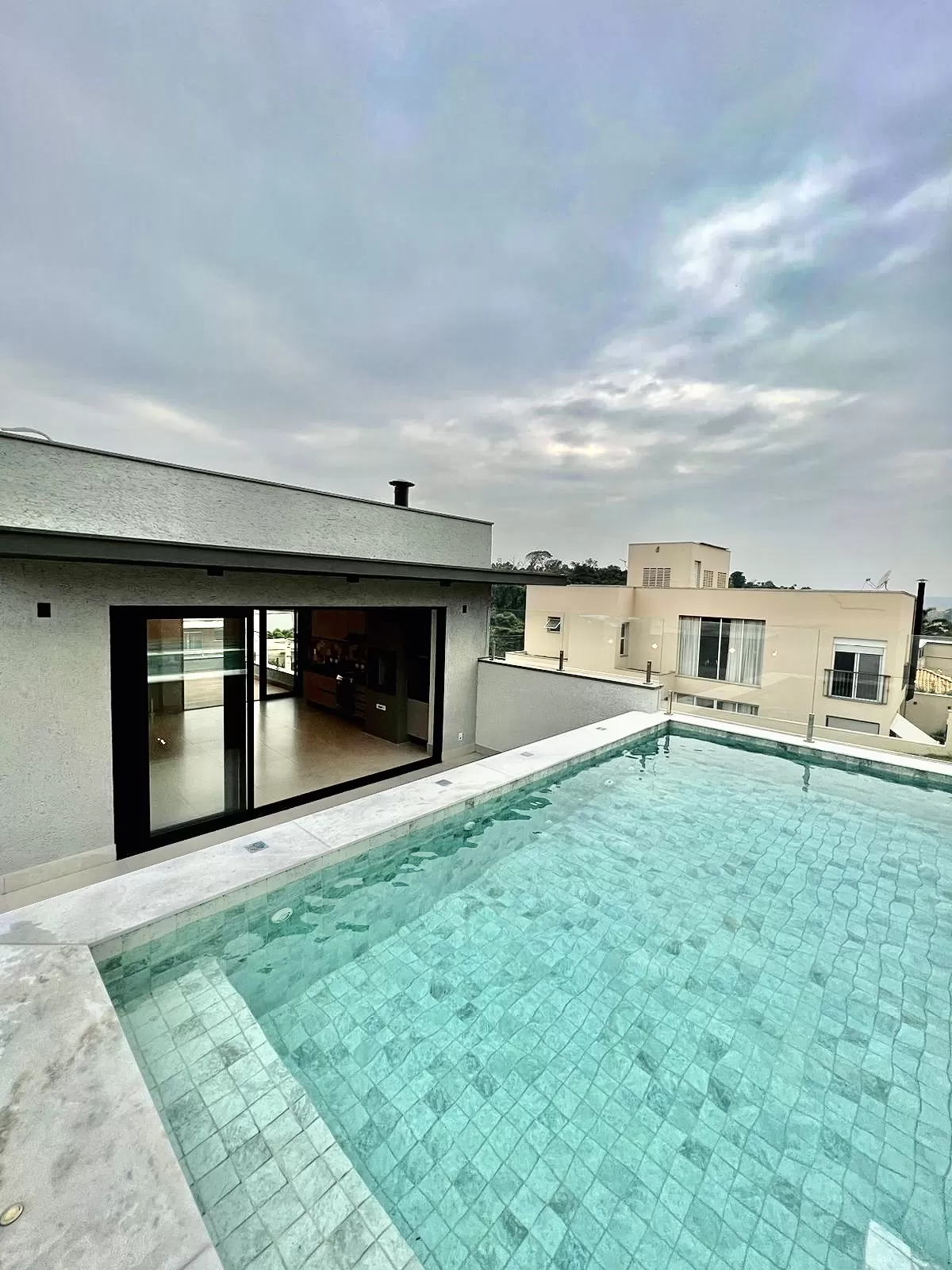 Sobrado à Venda com 3 suítes sendo 1 master e piscina, 390m² em Votorantim/SP no Condomínio Aldeia da Mata