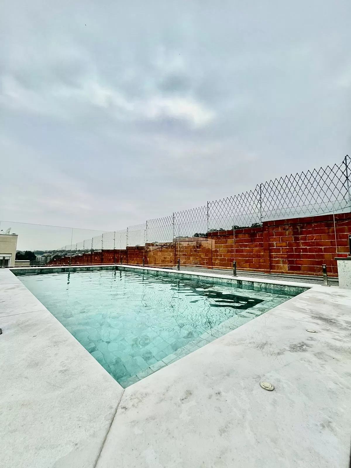 Sobrado à Venda com 3 suítes sendo 1 master e piscina, 390m² em Votorantim/SP no Condomínio Aldeia da Mata