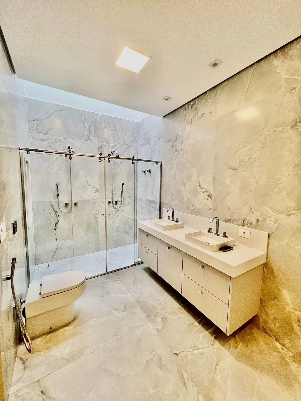 Sobrado à Venda com 3 suítes sendo 1 master e piscina, 390m² em Votorantim/SP no Condomínio Aldeia da Mata