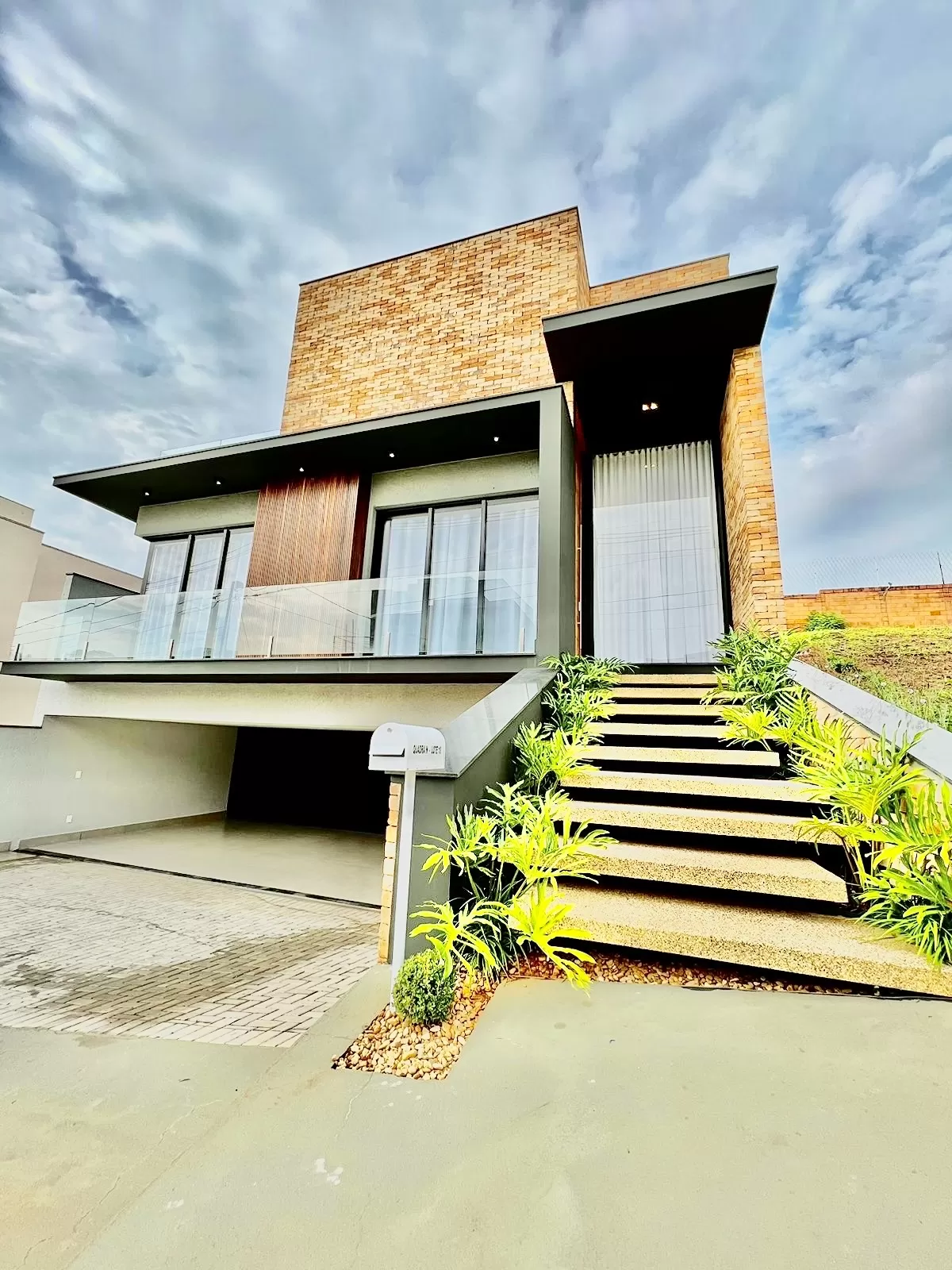 Sobrado à Venda com 3 suítes sendo 1 master e piscina, 390m² em Votorantim/SP no Condomínio Aldeia da Mata