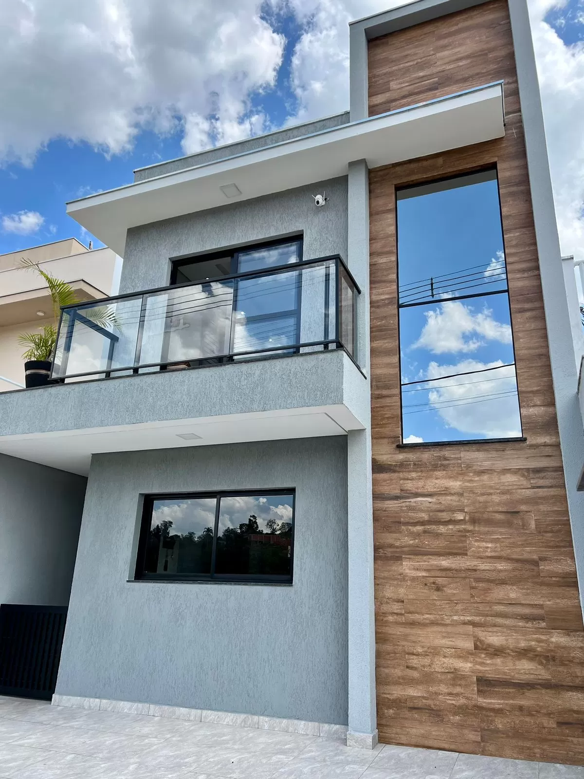 Sobrado à Venda com 3 dormitórios sendo 1 suíte e móveis planejados, 141m² no Condomínio Vale Azul em Votorantim/SP