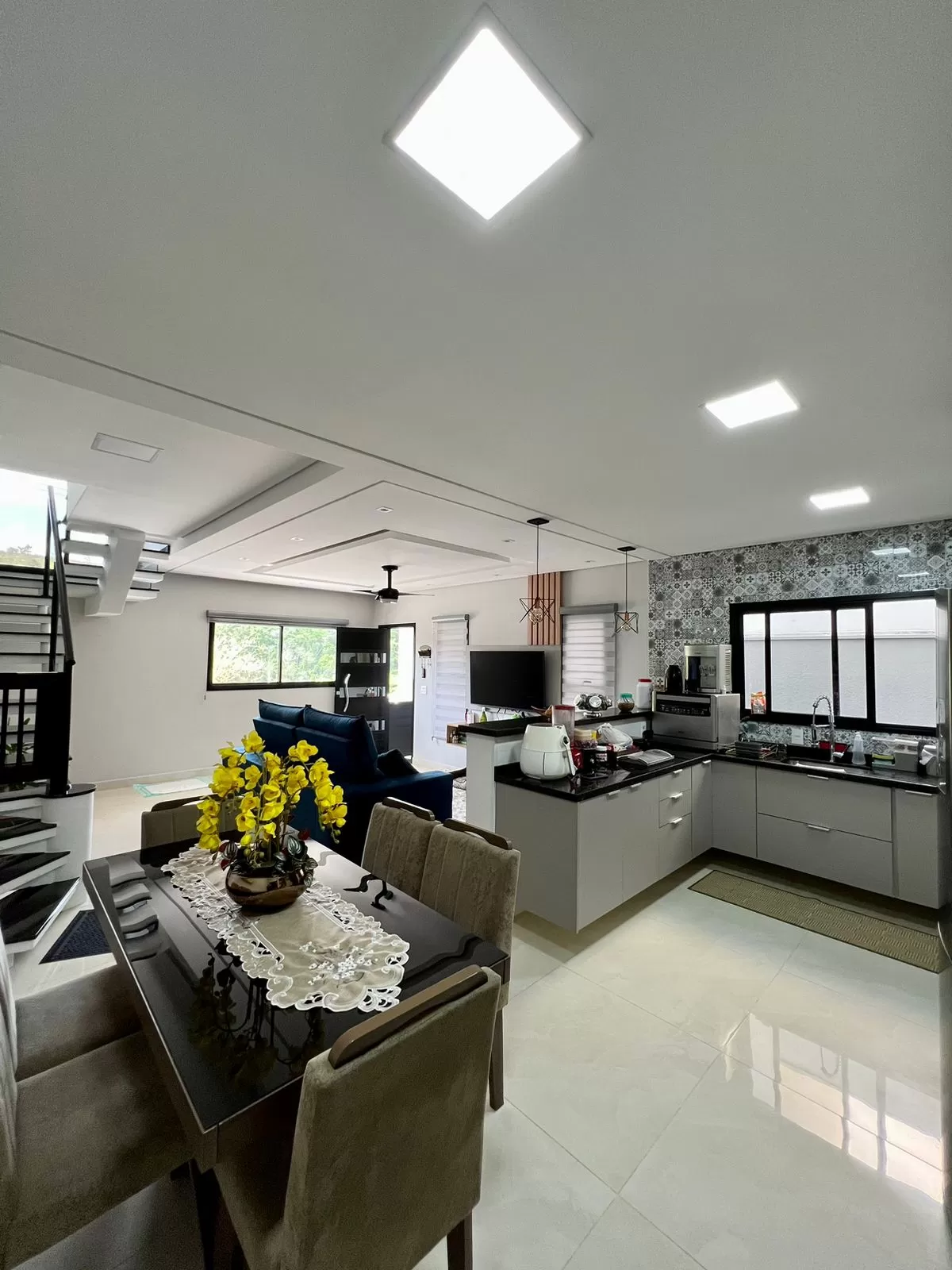 Sobrado à Venda com 3 dormitórios sendo 1 suíte e móveis planejados, 141m² no Condomínio Vale Azul em Votorantim/SP