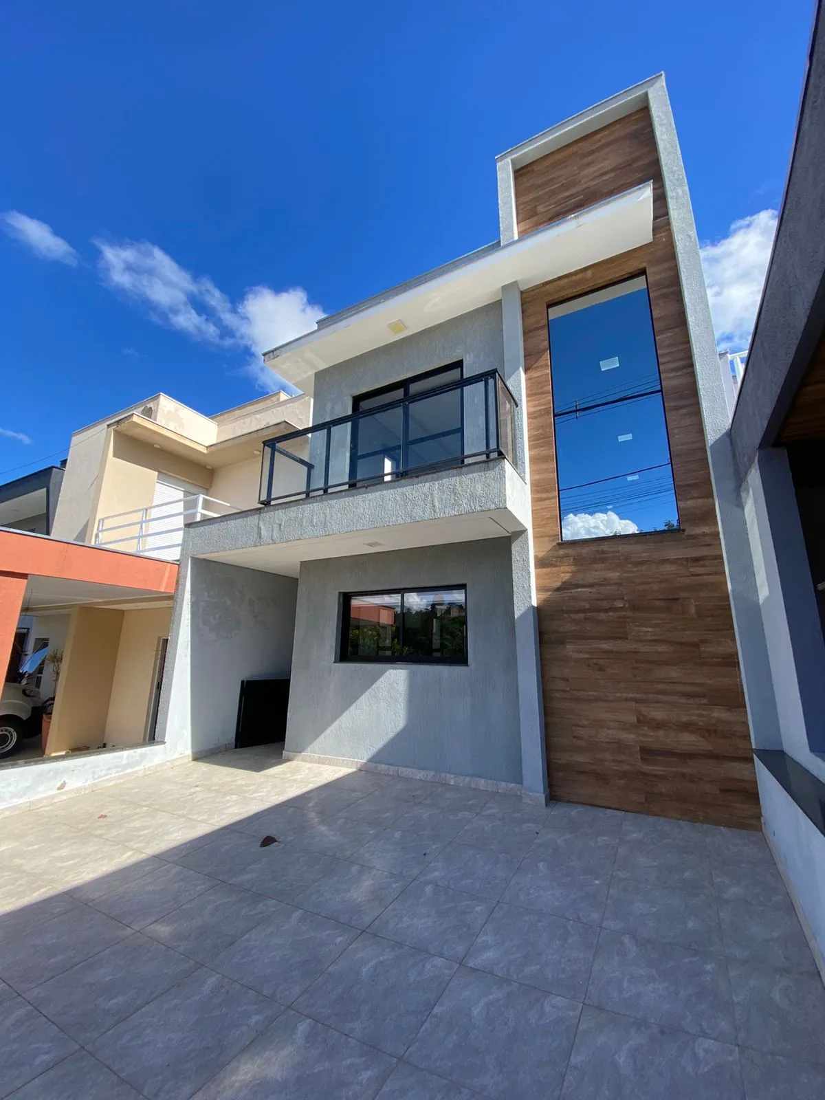 Sobrado à Venda com 3 dormitórios sendo 1 suíte e móveis planejados, 141m² no Condomínio Vale Azul em Votorantim/SP