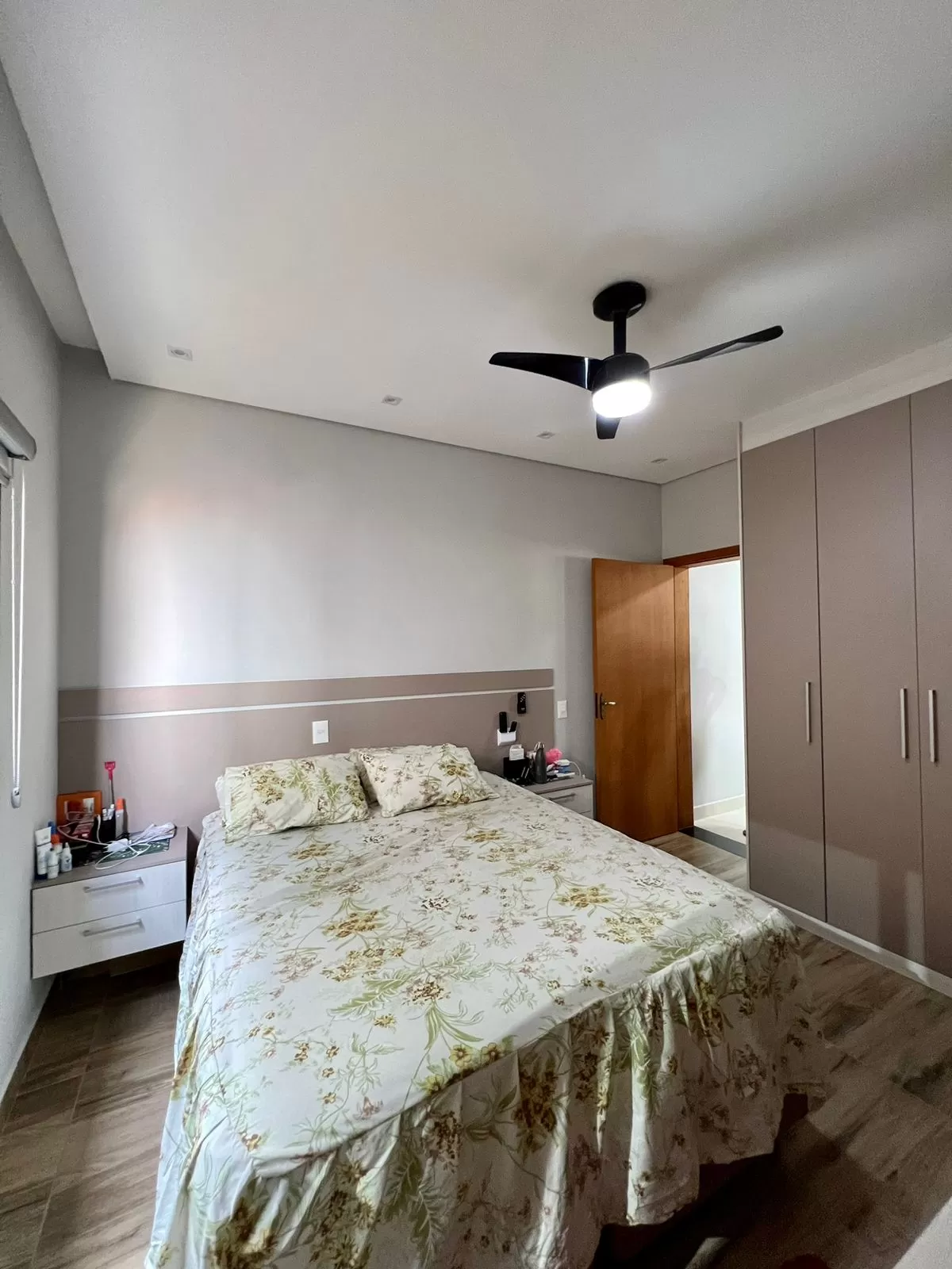 Sobrado à Venda com 3 dormitórios sendo 1 suíte e móveis planejados, 141m² no Condomínio Vale Azul em Votorantim/SP