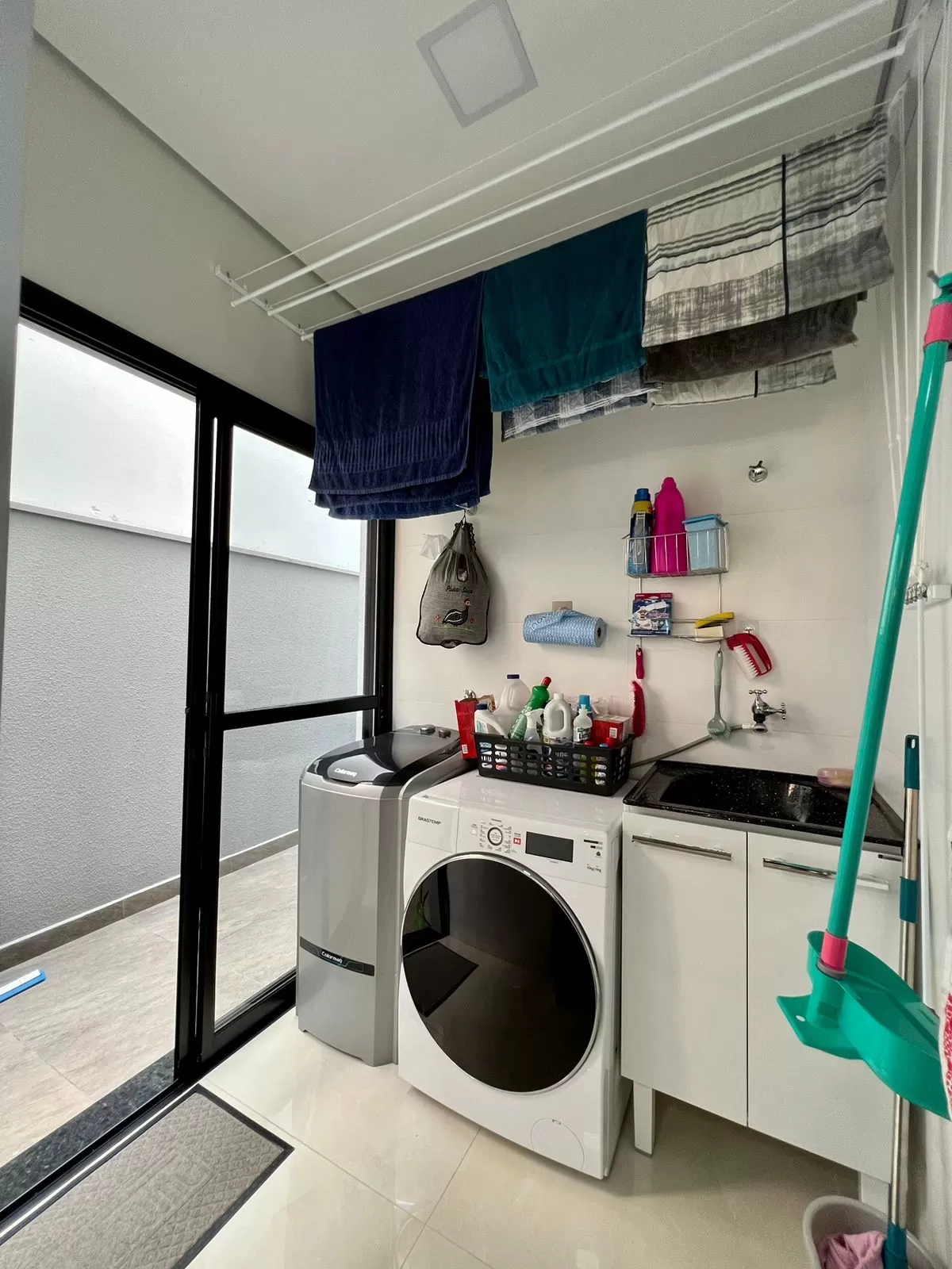 Sobrado à Venda com 3 dormitórios sendo 1 suíte e móveis planejados, 141m² no Condomínio Vale Azul em Votorantim/SP