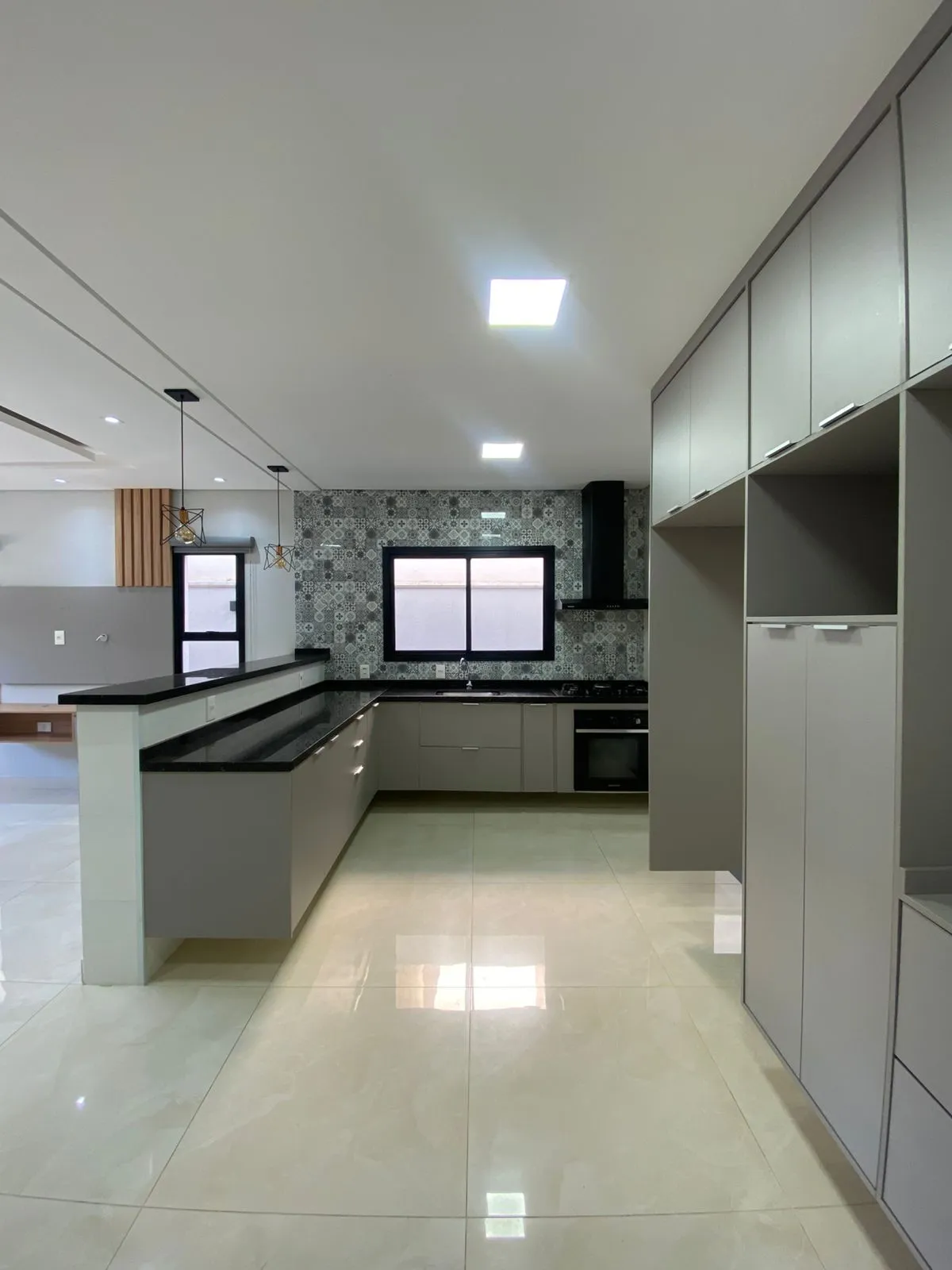 Sobrado à Venda com 3 dormitórios sendo 1 suíte e móveis planejados, 141m² no Condomínio Vale Azul em Votorantim/SP