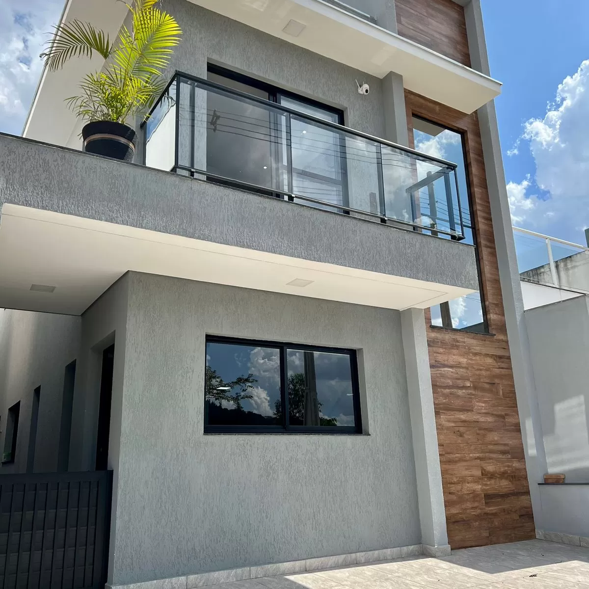 Sobrado à Venda com 3 dormitórios sendo 1 suíte e móveis planejados, 141m² no Condomínio Vale Azul em Votorantim/SP