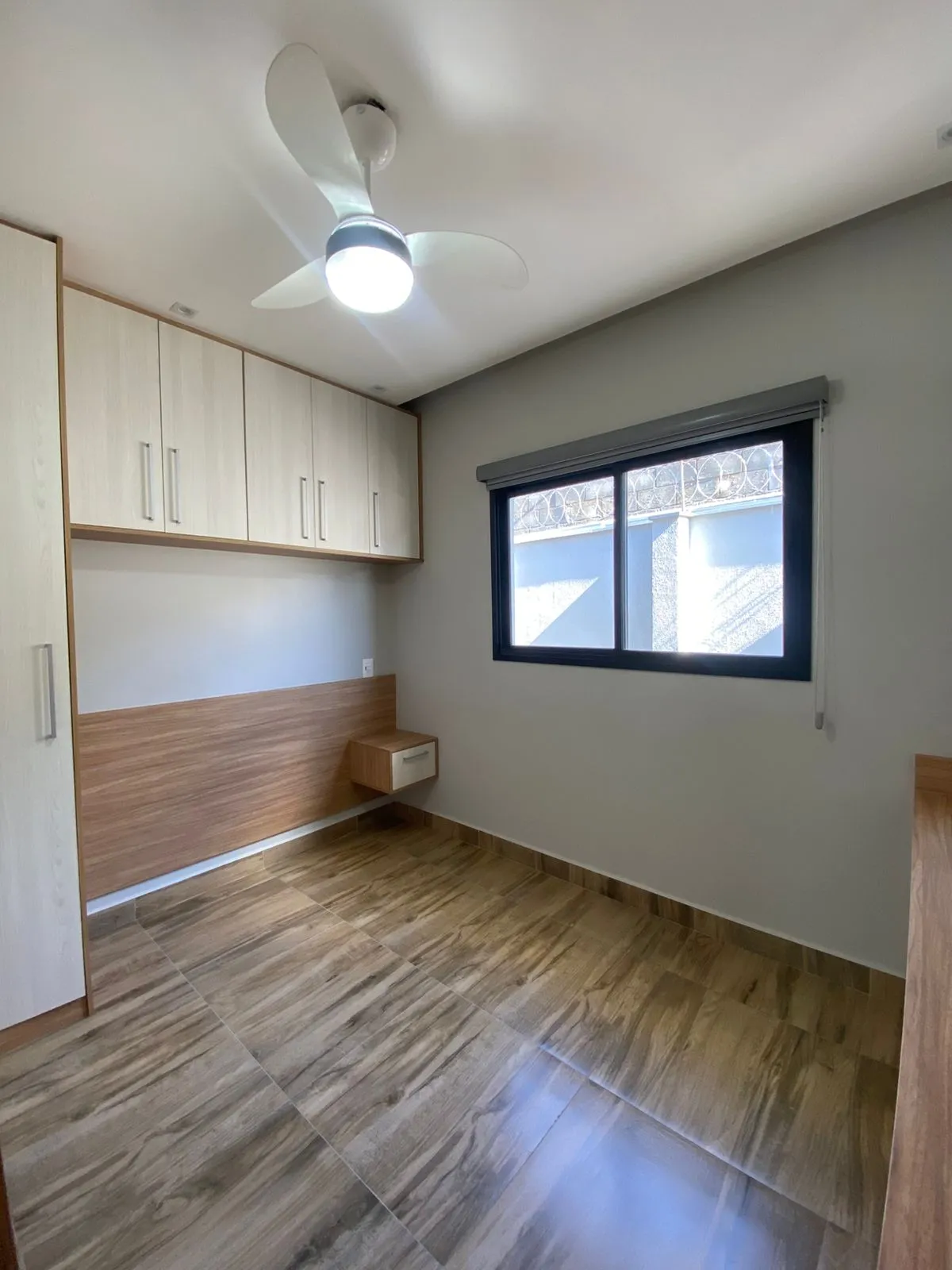 Sobrado à Venda com 3 dormitórios sendo 1 suíte e móveis planejados, 141m² no Condomínio Vale Azul em Votorantim/SP