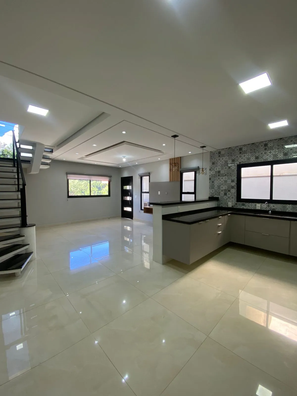 Sobrado à Venda com 3 dormitórios sendo 1 suíte e móveis planejados, 141m² no Condomínio Vale Azul em Votorantim/SP