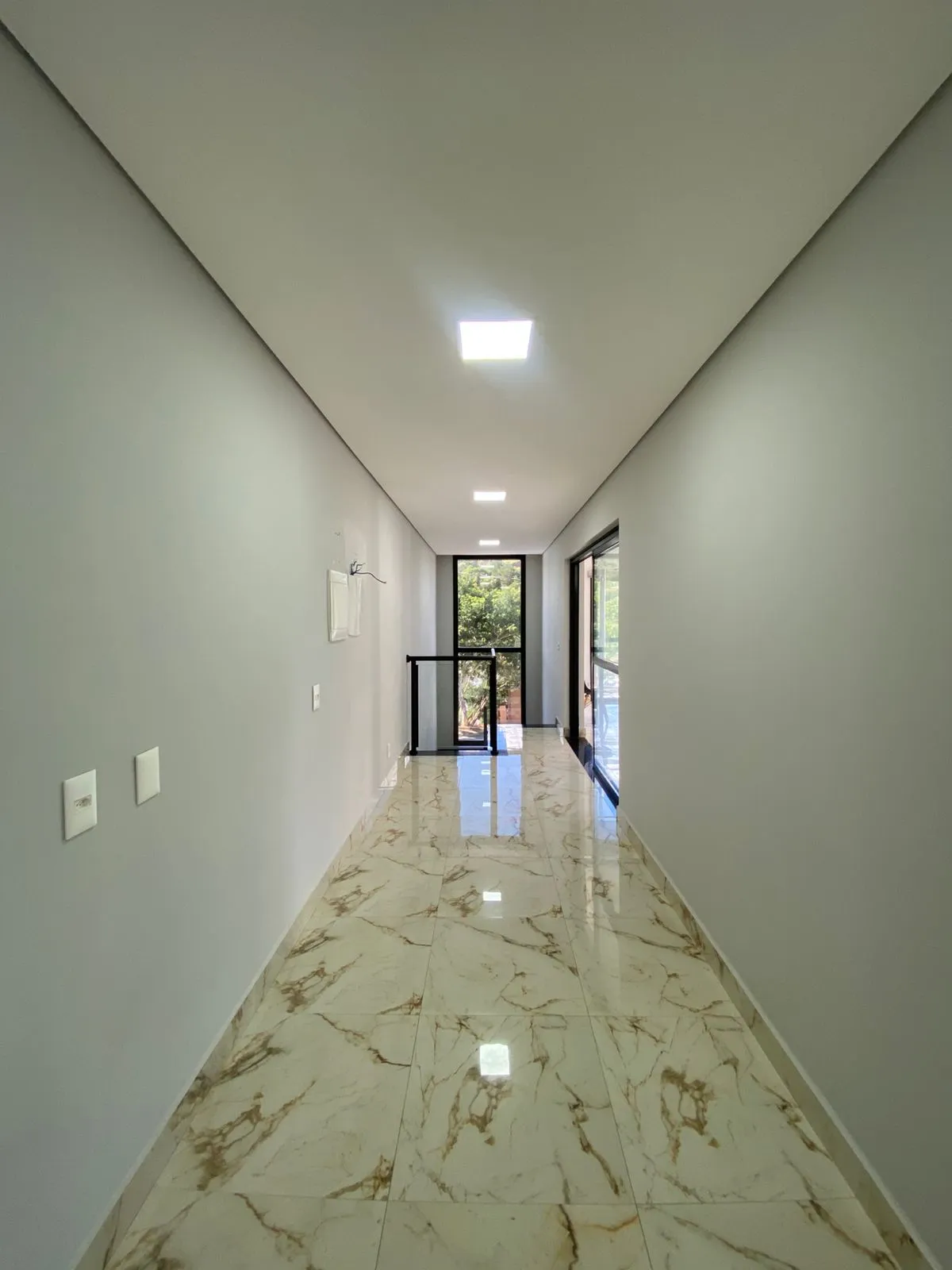 Sobrado à Venda com 3 dormitórios sendo 1 suíte e móveis planejados, 141m² no Condomínio Vale Azul em Votorantim/SP