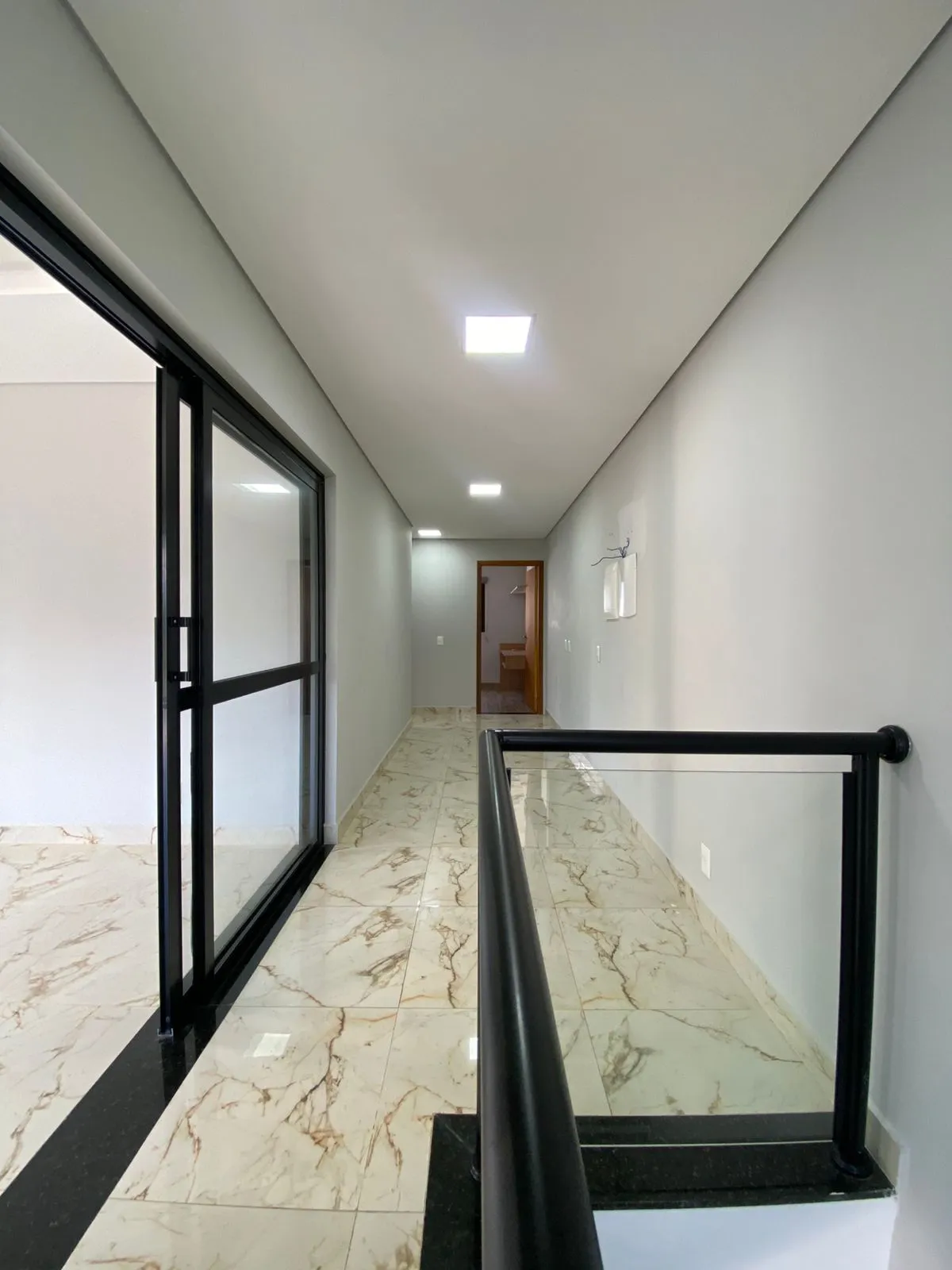 Sobrado à Venda com 3 dormitórios sendo 1 suíte e móveis planejados, 141m² no Condomínio Vale Azul em Votorantim/SP