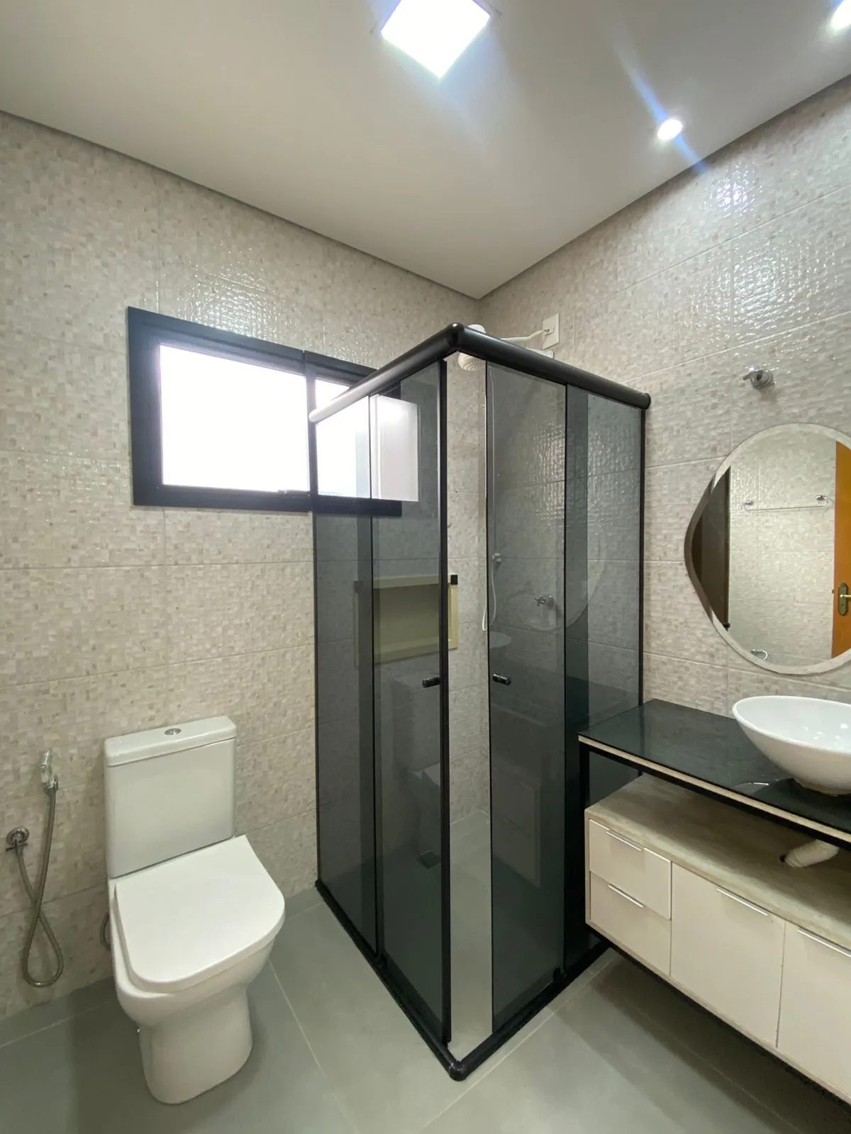 Sobrado à Venda com 3 dormitórios sendo 1 suíte e móveis planejados, 141m² no Condomínio Vale Azul em Votorantim/SP