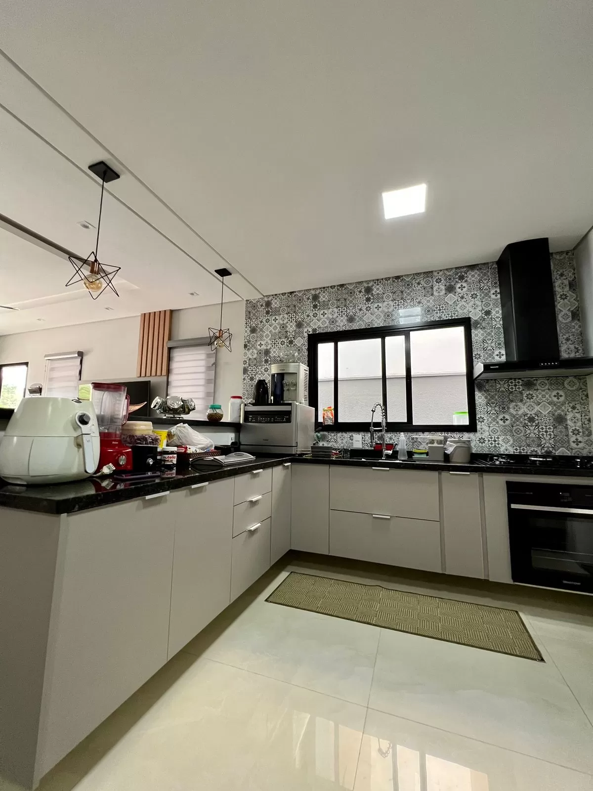 Sobrado à Venda com 3 dormitórios sendo 1 suíte e móveis planejados, 141m² no Condomínio Vale Azul em Votorantim/SP